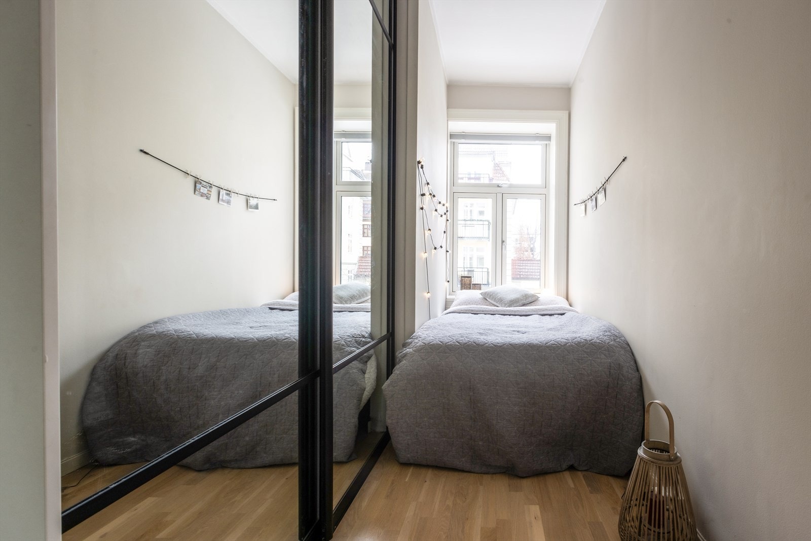 Soverommet har god plass til dobbeltseng og rikelig med oppbevaring i stor skyvedørsgarderobe. Galleribilde