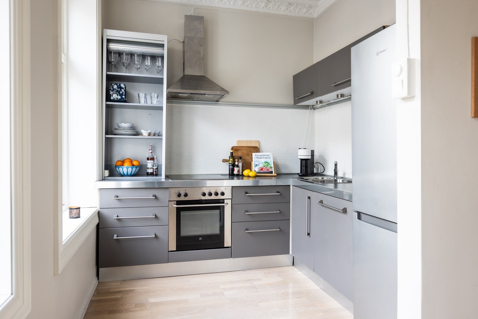 Kjøkken fra Aran World (2009) med glatte fronter og laminat benkeplate. Galleribilde