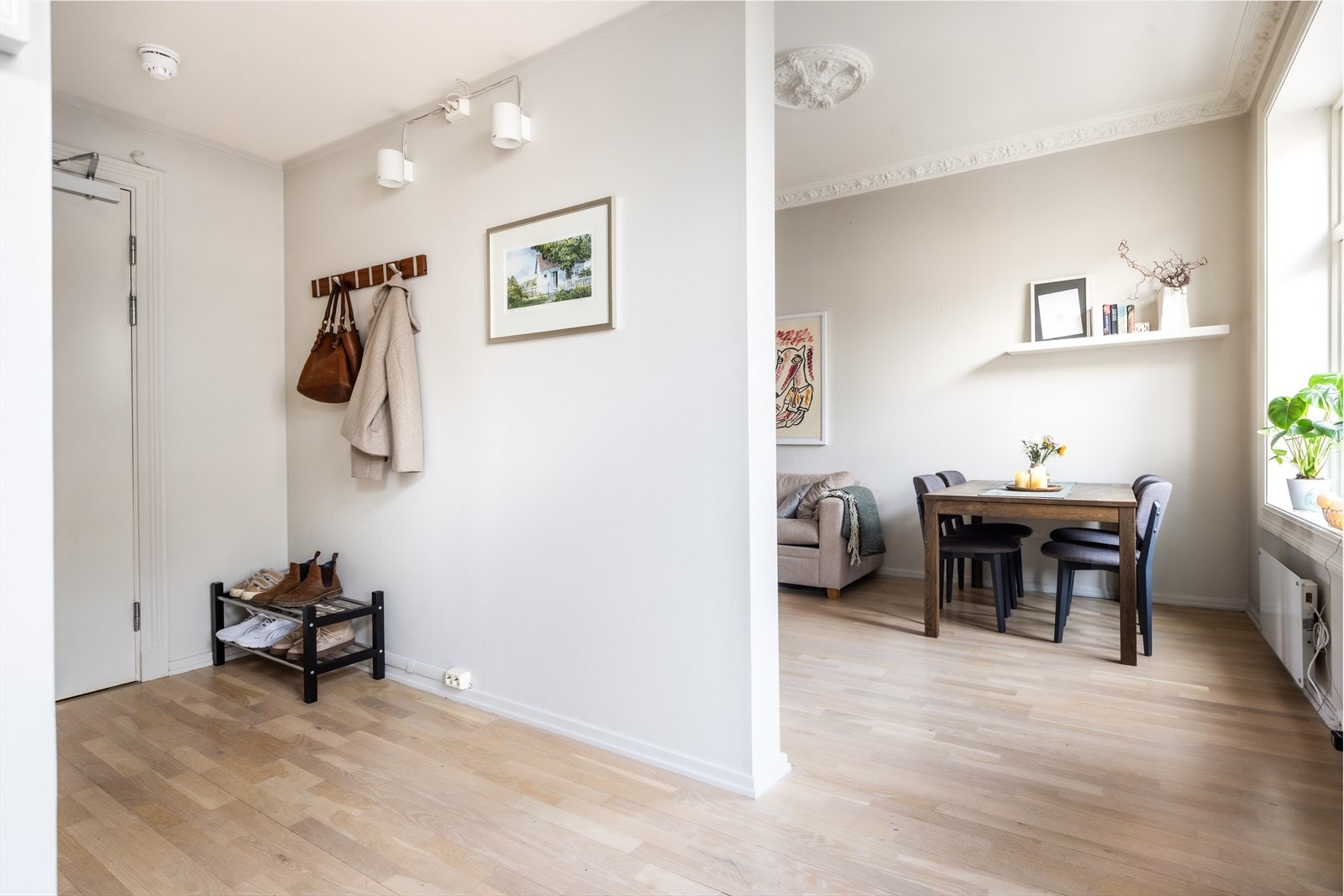 Lys og innbydende entré med god plass til oppheng av klær. Galleribilde