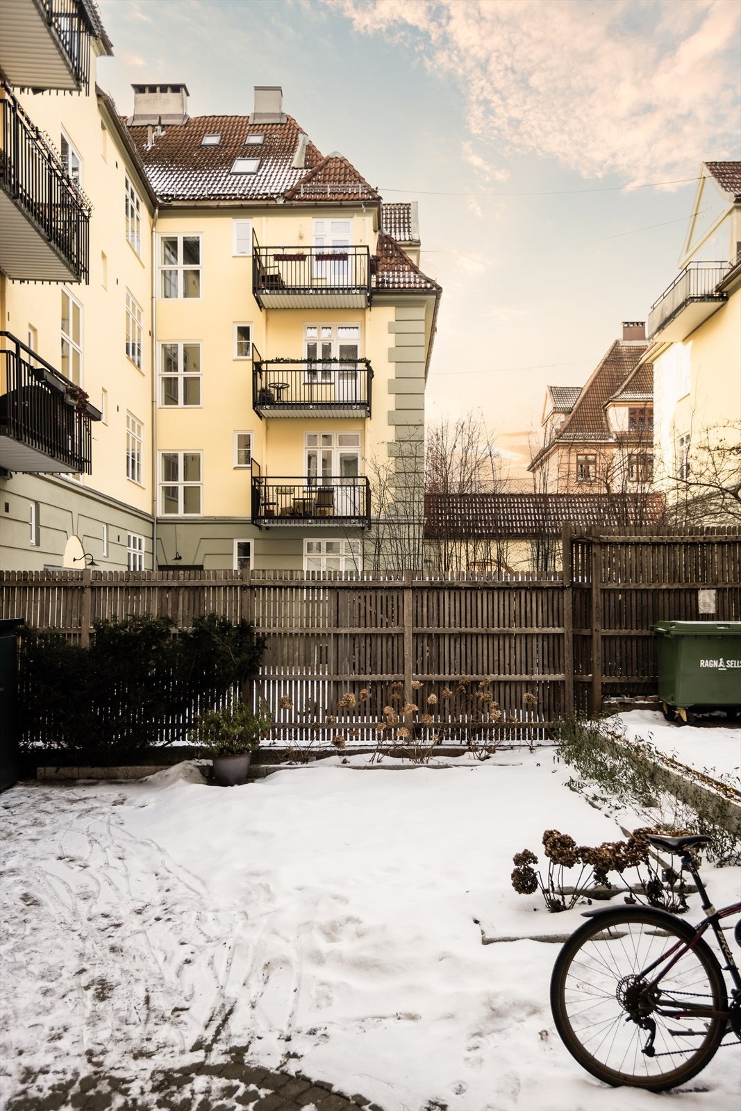 Vakker bakgård utmerket for sommerdager. Galleribilde