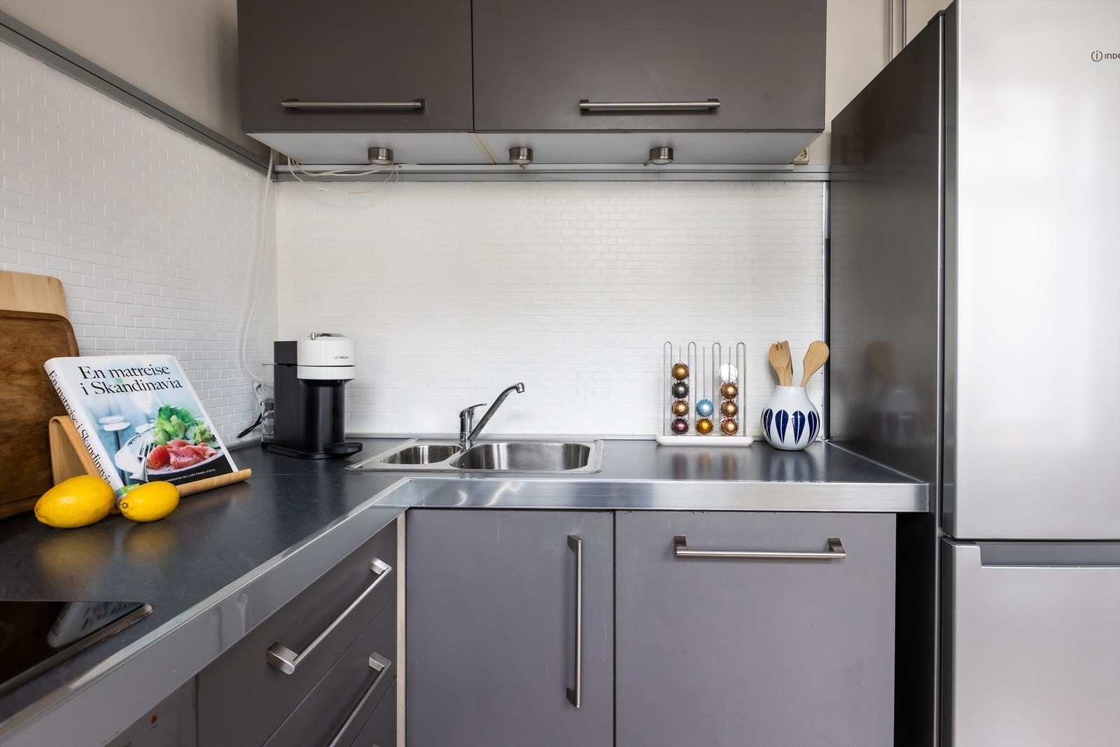 Integrerte hvitevarer som oppvaskmaskin, platetopp og stekeovn. Frittstående kjøl-/fryseskap som medfølger handelen. Galleribilde