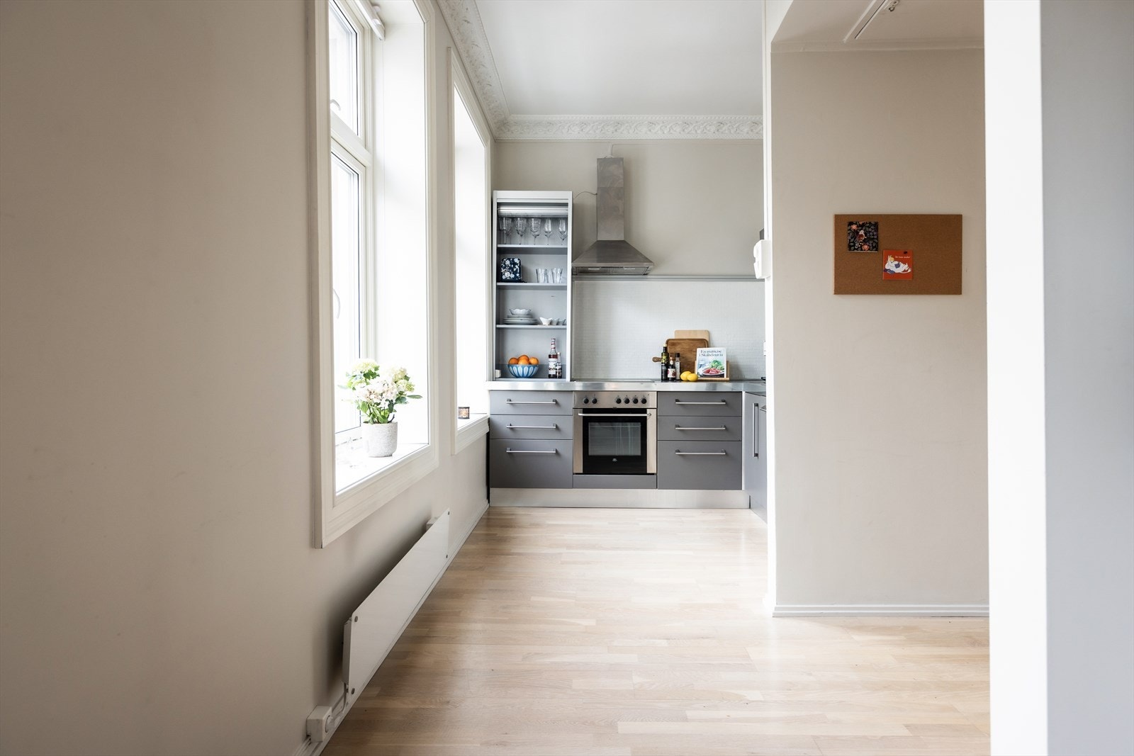 Kjøkkenet ligger i delvis åpen løsning som skaper naturlige soner. Galleribilde