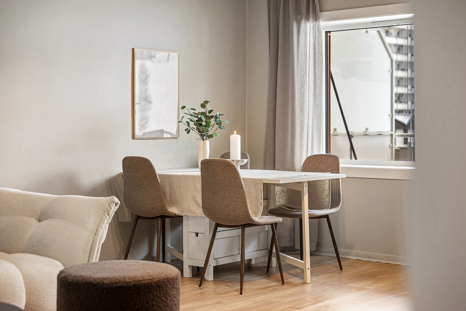 På stuen er det god plass til et hyggelig spisebord. Galleribilde