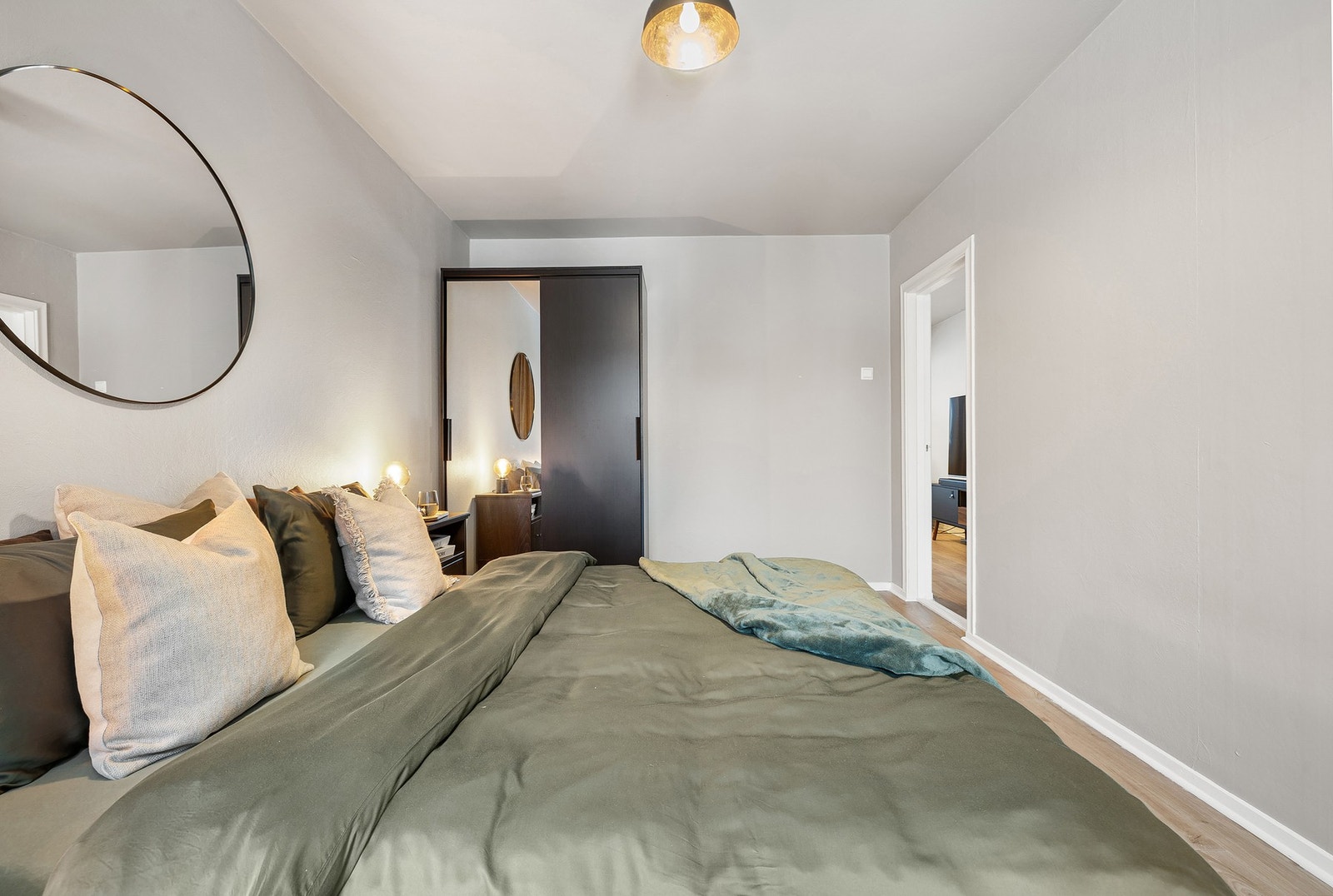 Her er det god plass til dobbeltseng og garderobeskap. Galleribilde