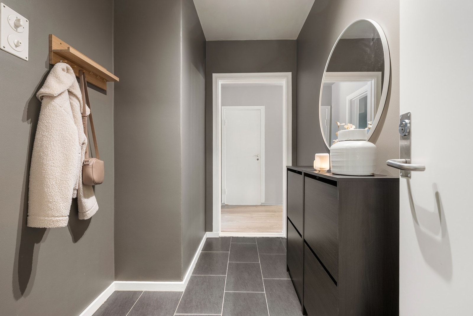 Fin entré på 4 kvm med enkel klesoppheng. Galleribilde