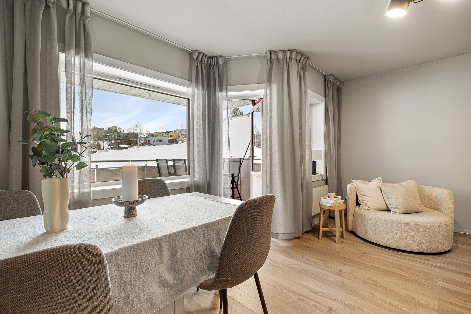 Leiligheten har store 3-lags vinduer som ble byttet ut i 2023. Galleribilde