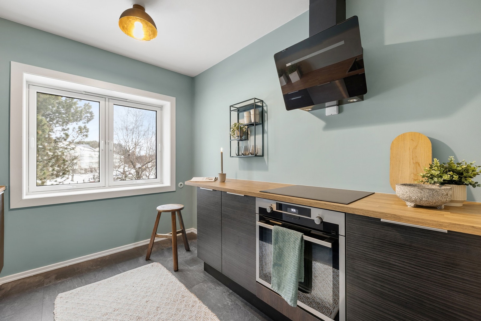 Kjøkkenet ble pusset opp i 2024 og er innredet med glatte fronter og benkeplate er av laminat. Galleribilde