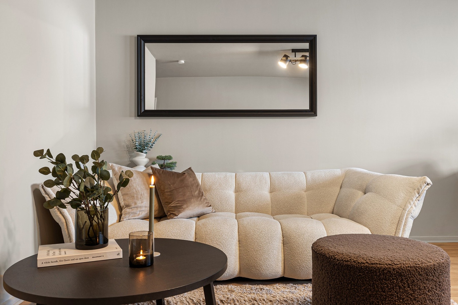 På stuen er det god plass til sofakrok. Galleribilde