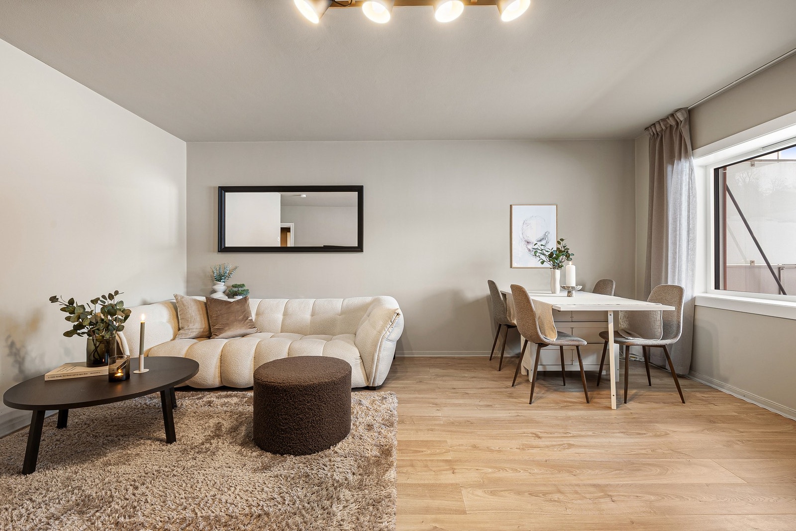 Leiligheten har en romslig stue på 23,5 kvm. Galleribilde