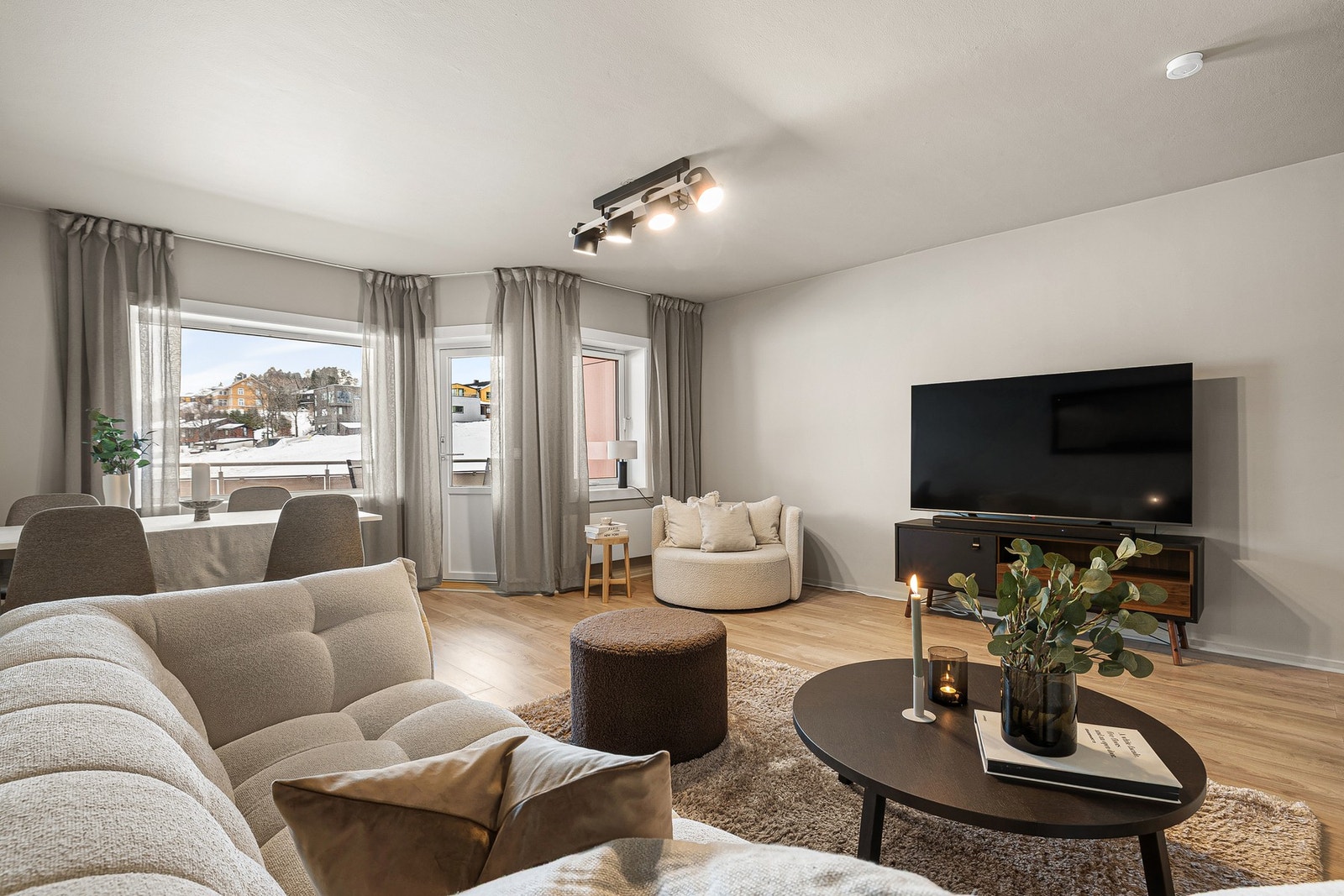 Fra stuen er det direkte utgang til balkong. Galleribilde