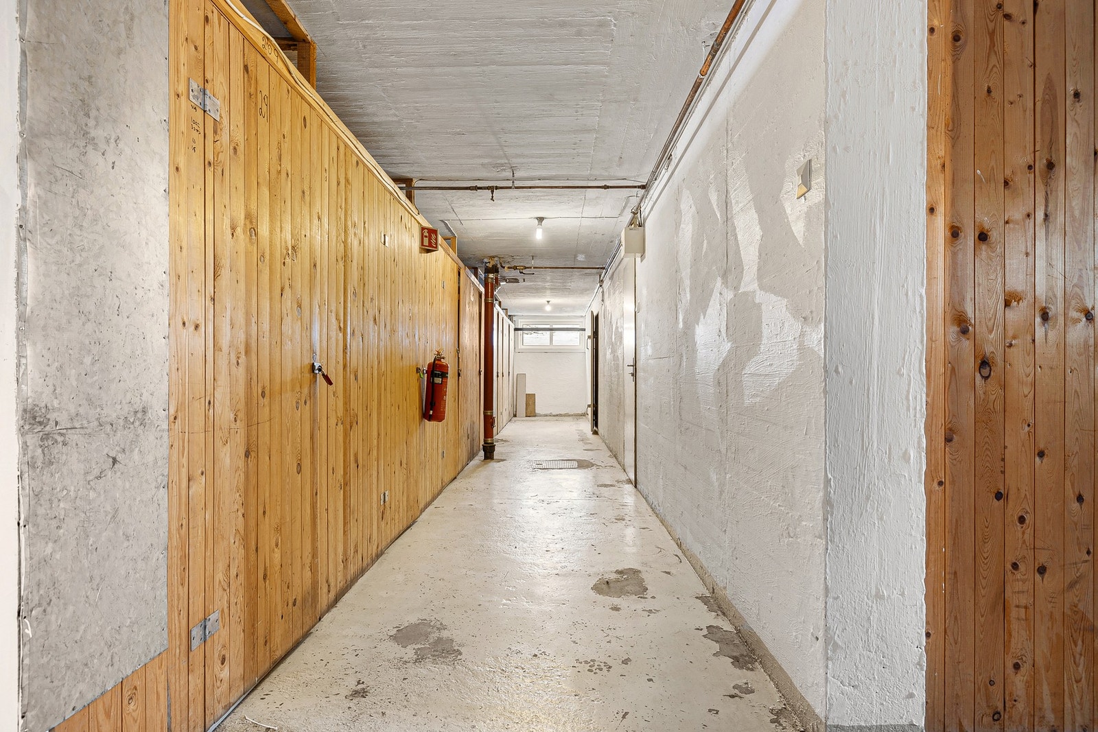 Leiligheten disponerer 2 boder i felles kjeller på henholdsvis ca. 2 og 5 m², og 1 bod på felles loft på ca. 3 m². Galleribilde