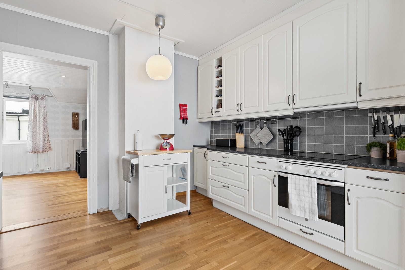 Ballingslöv kjøkkeninnredning fra 2009 med profilerte fronter og laminat benkeplate Galleribilde