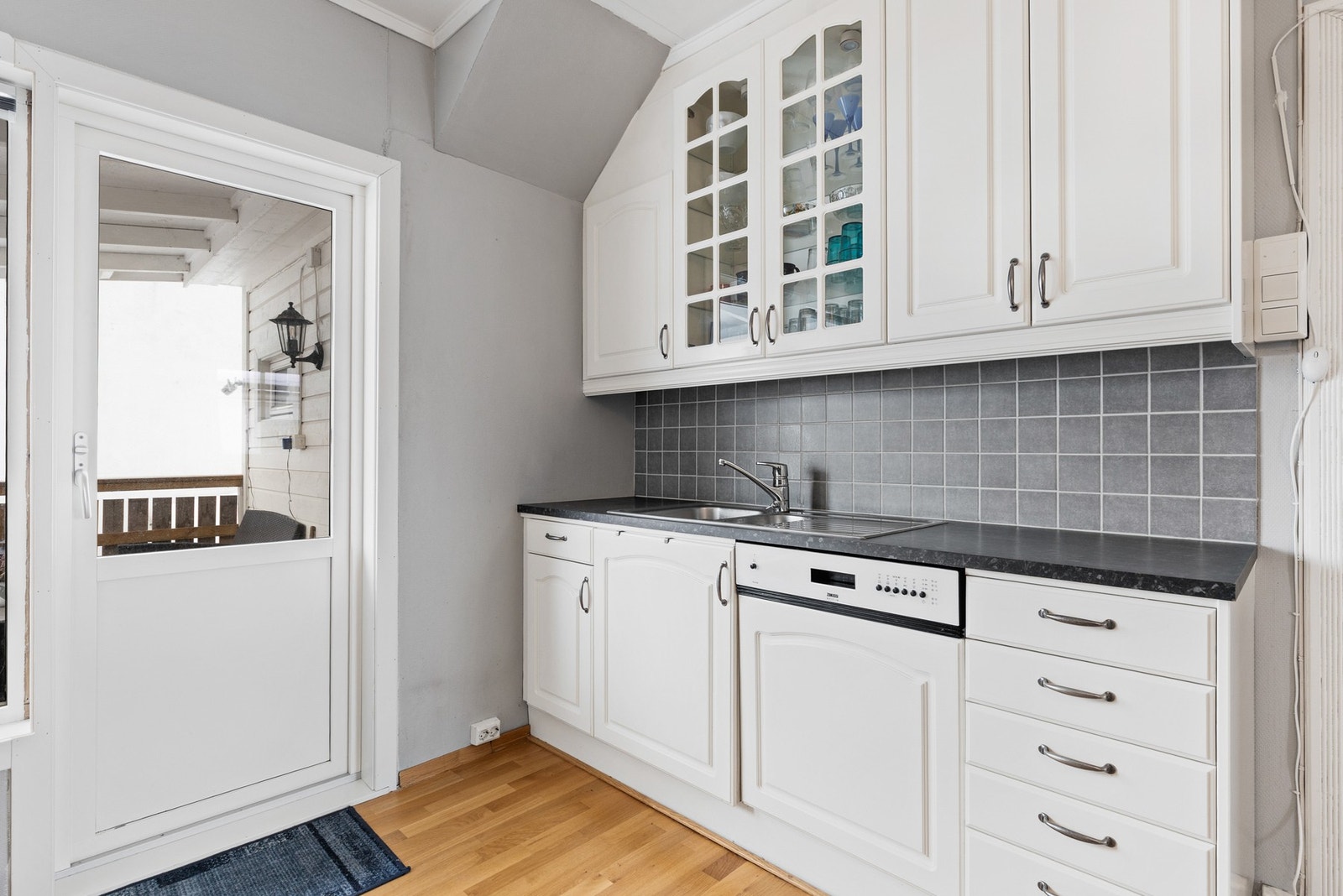 Fra kjøkkenet er det adkomst til nordøstvendt veranda på ca. 16 kvm Galleribilde