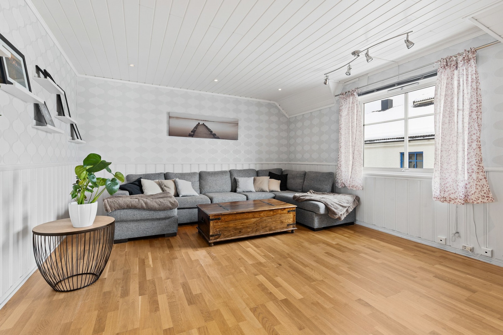 Fin plass til sofagruppe, tv-møblement og spisebord Galleribilde