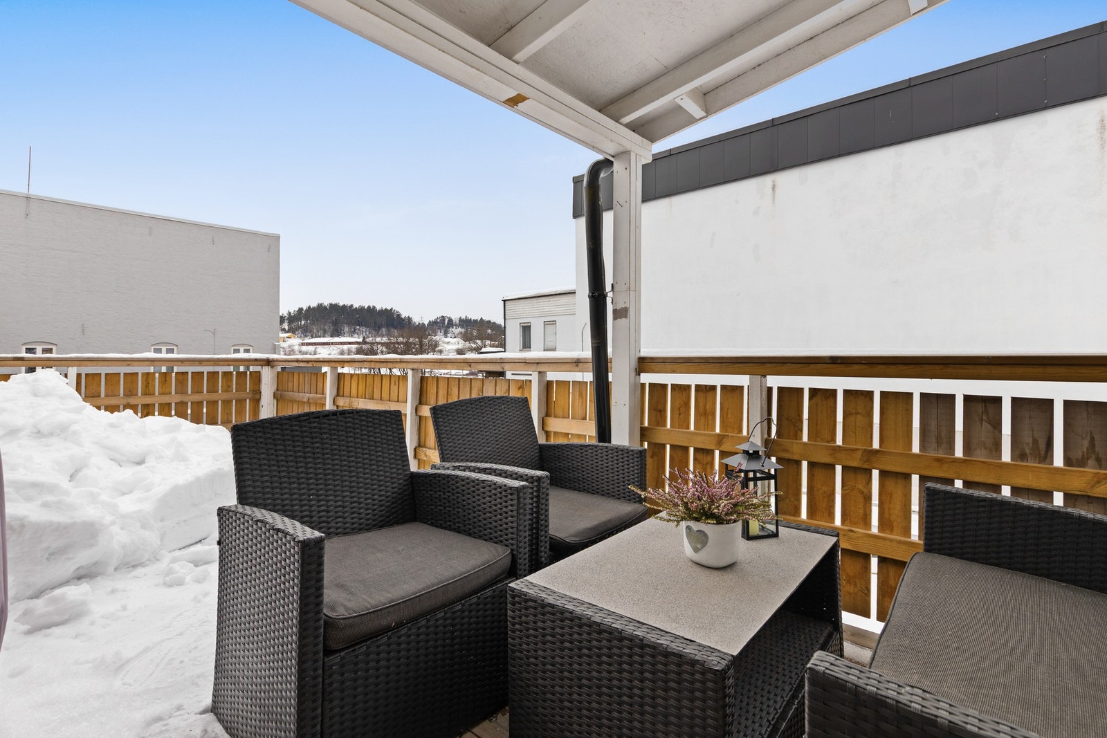 Verandaen er delvis overbygget og oppført i impregnert trevirke Galleribilde