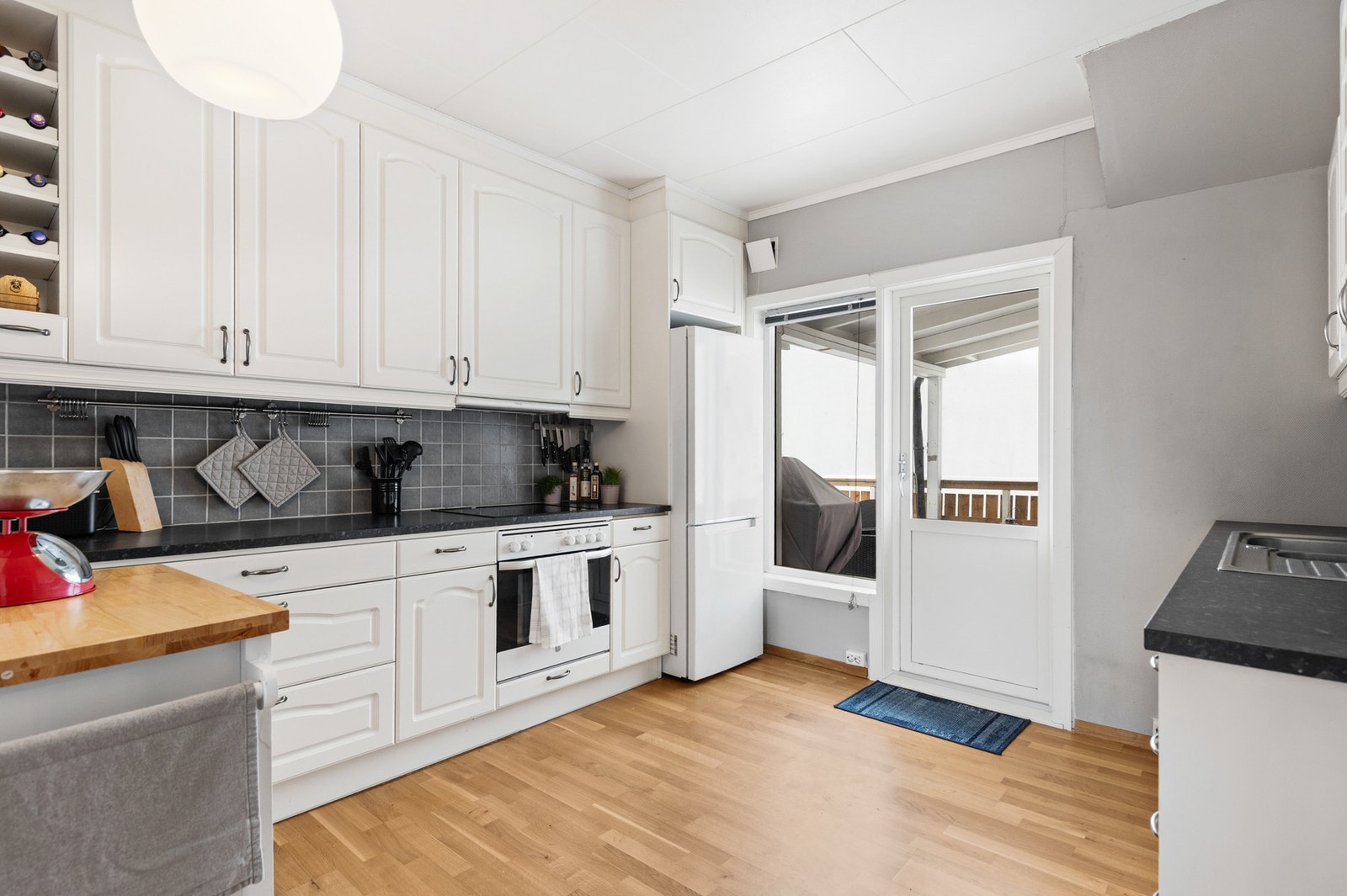 Innredningen har integrerte hvitevarer, herunder oppvaskmaskin, platetopp, stekeovn Galleribilde