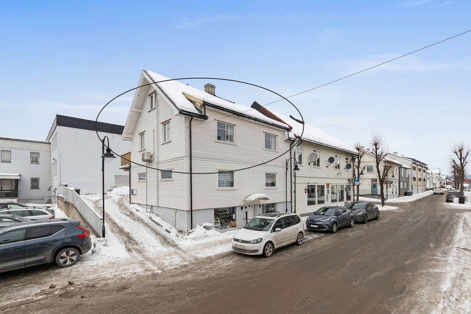 En lys og pen selveierleilighet over to plan med svært sentral beliggenhet i hjertet av Vestfossen Galleribilde