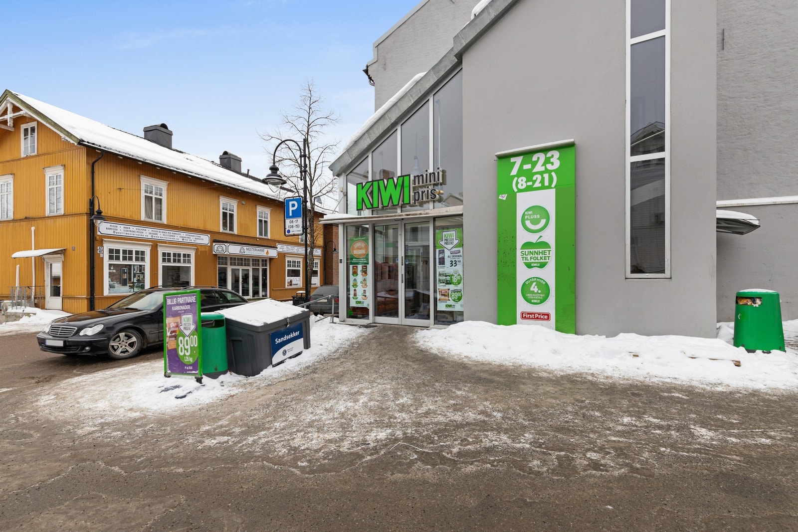 Fra boligen er det kun 1 min gange til matbutikk og togstasjon Galleribilde