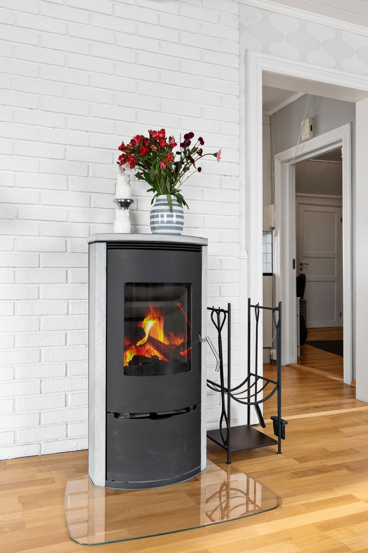 Stuen varmes effektivt opp av både varmepumpe og peisovn Galleribilde