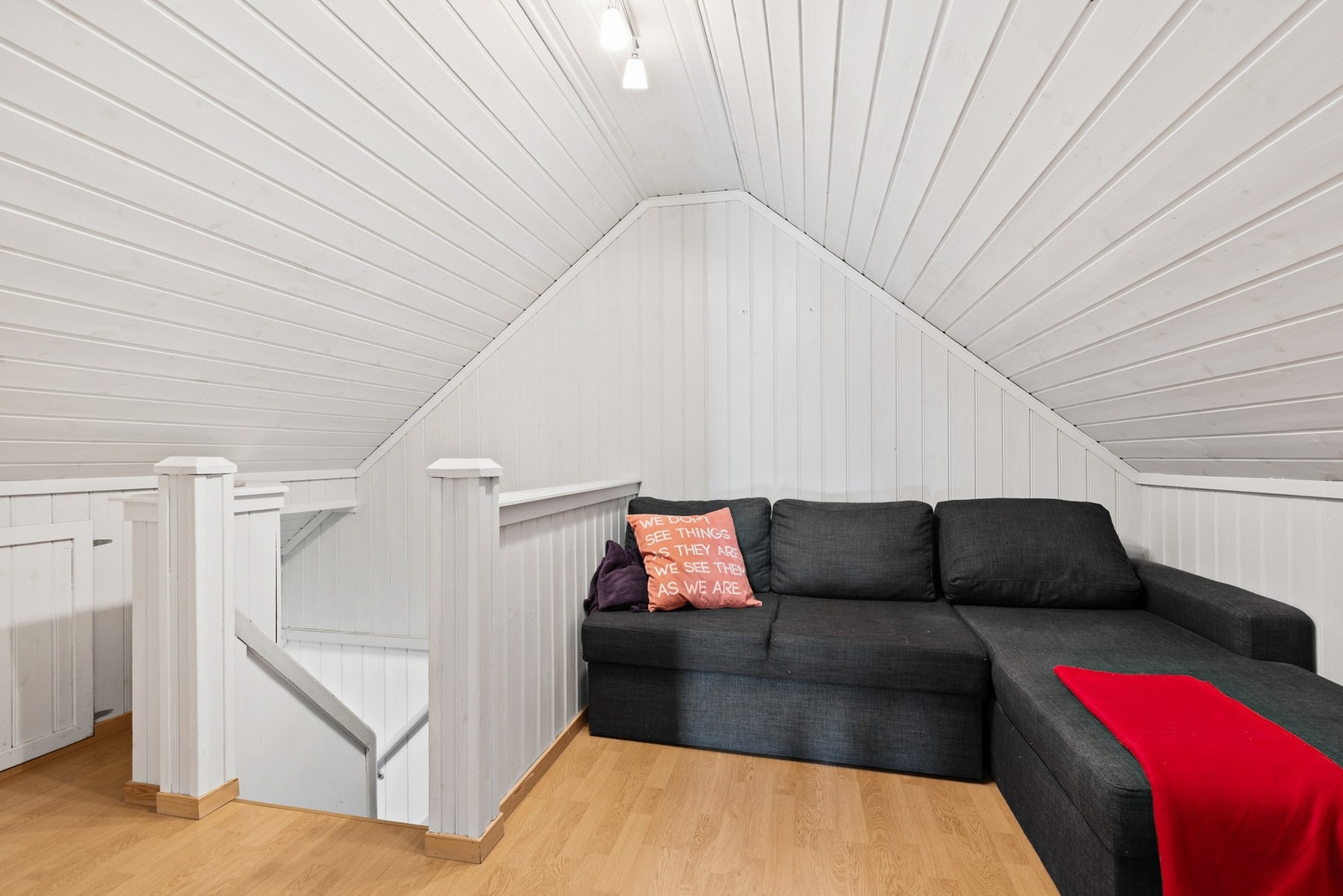 Loftstue med laminatgulv og panel på vegger og i himling Galleribilde