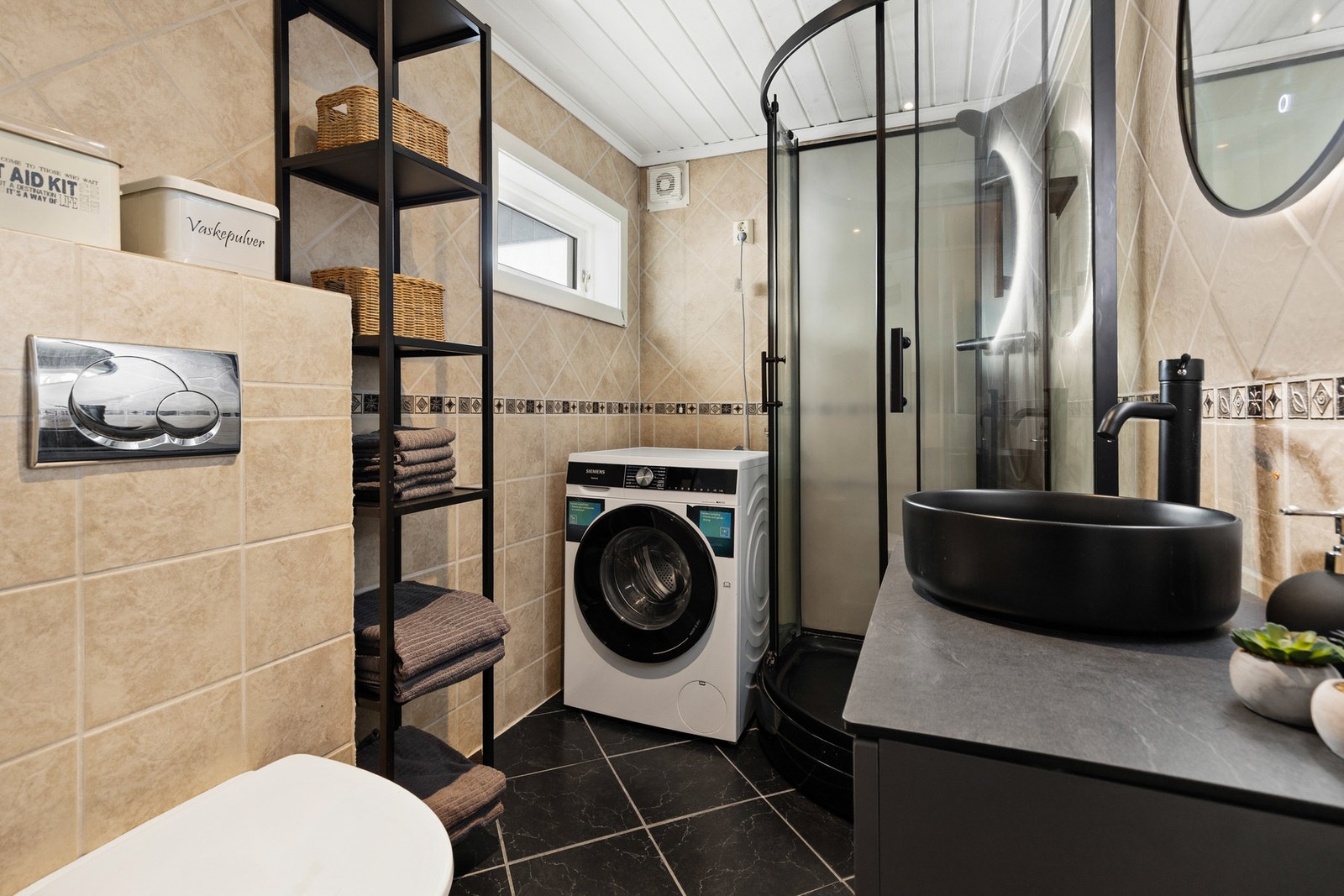 Helfliset bad fra 2009 med elektriske varmekabler og opplegg for vaskemaskin Galleribilde