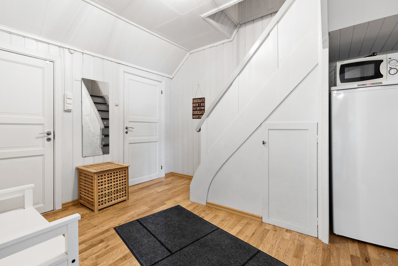 I gangen er det fin plass til oppheng av yttertøy Galleribilde