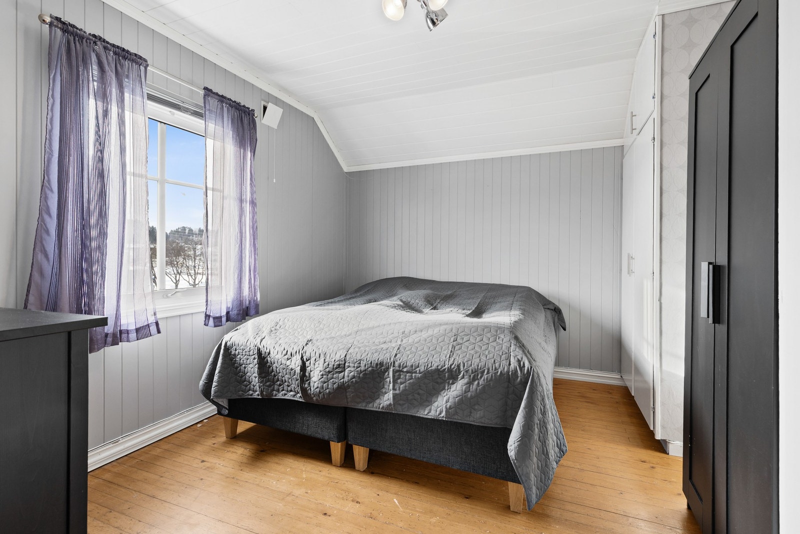 Romslig hovedsoverom med fin plass til dobbeltseng og nattbord. I tillegg er det plassbygde garderobeskap Galleribilde