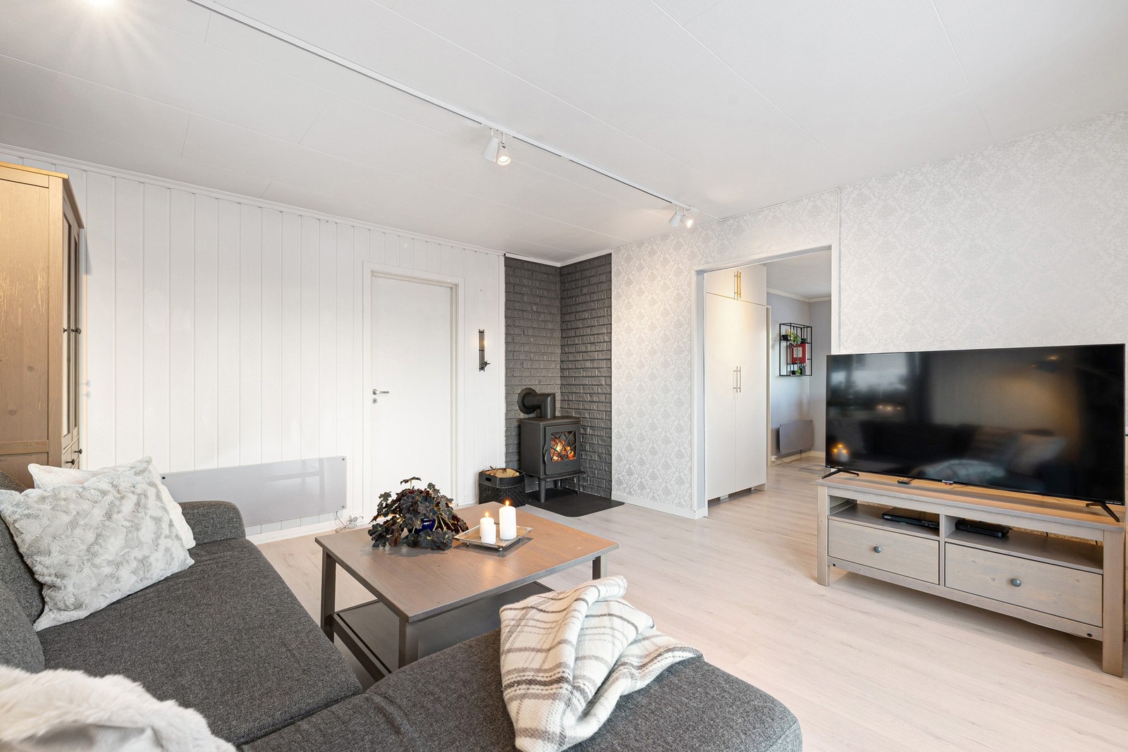 Fra stuen er det delvis åpent inn til kjøkkenet. Galleribilde