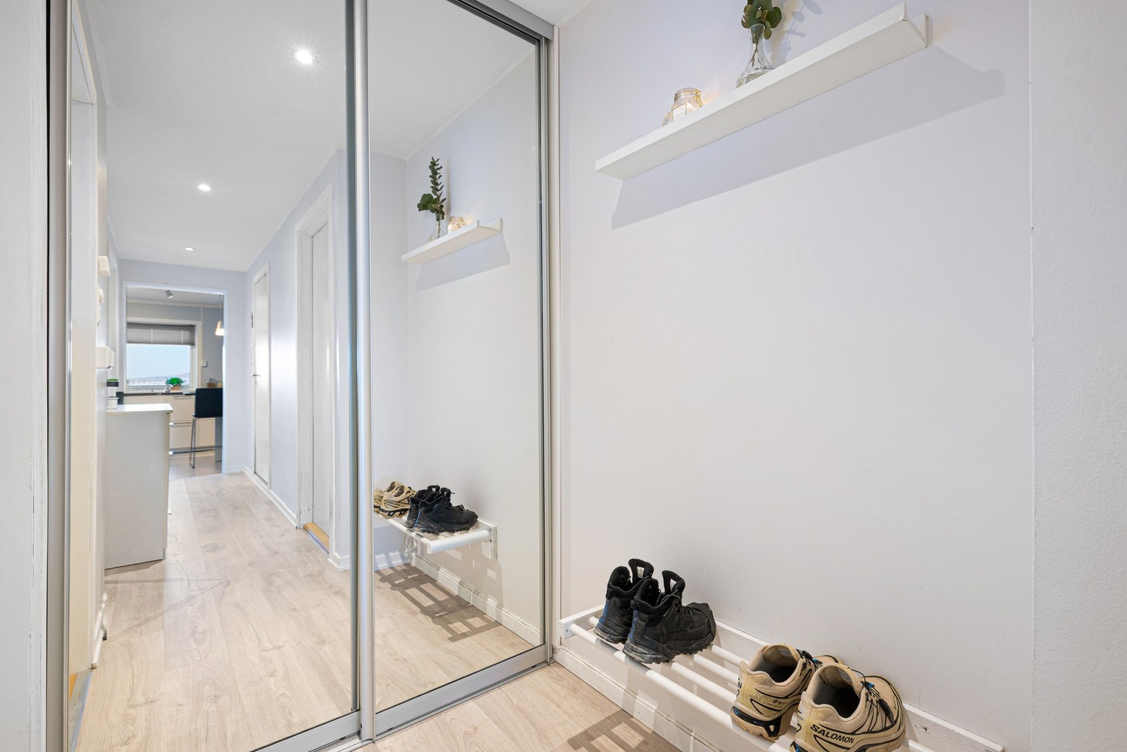 Lys og hyggelig entré med oppbevaring i skyvedørsgarderobe. Galleribilde