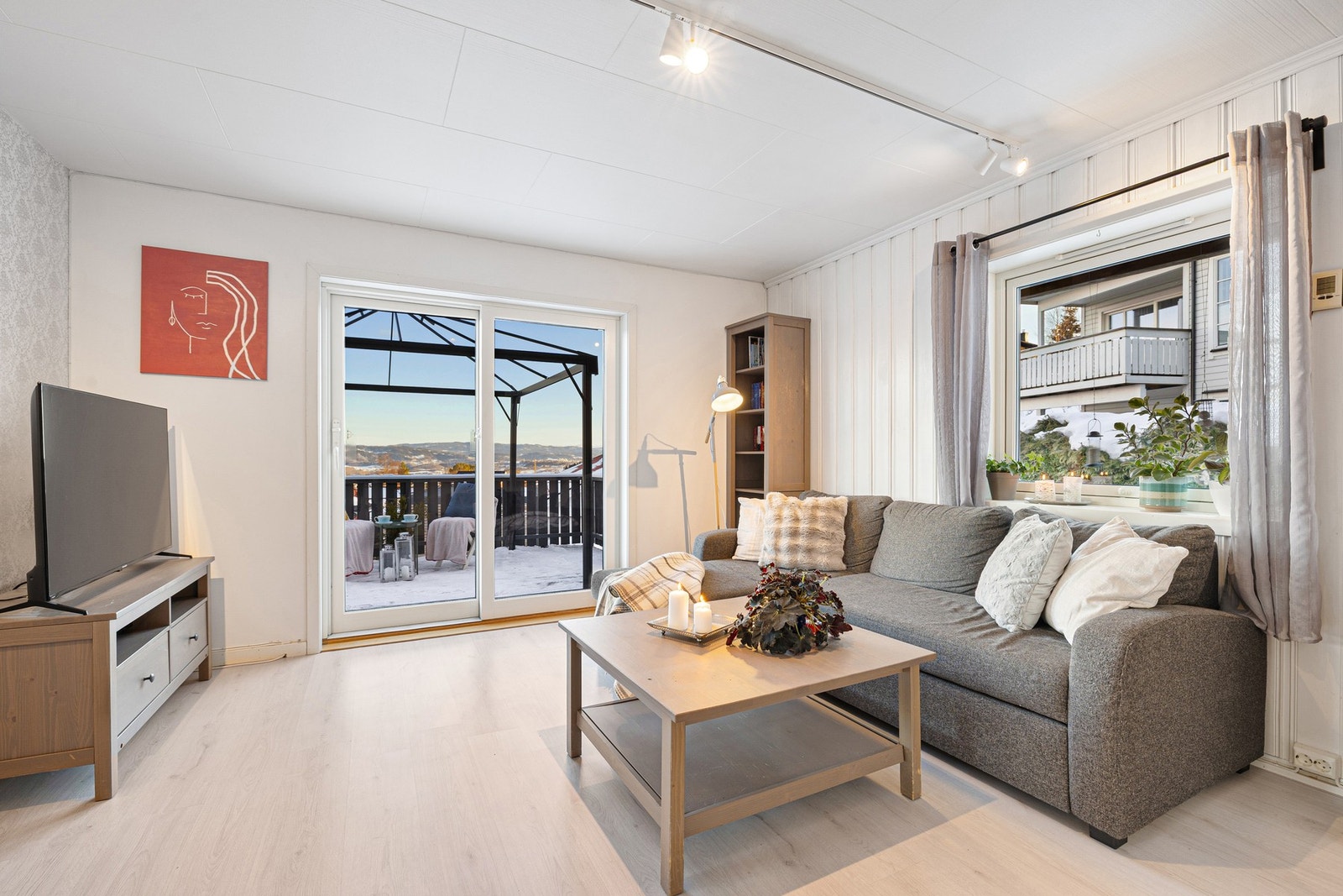 God belysning med spotskinne i taket. Galleribilde