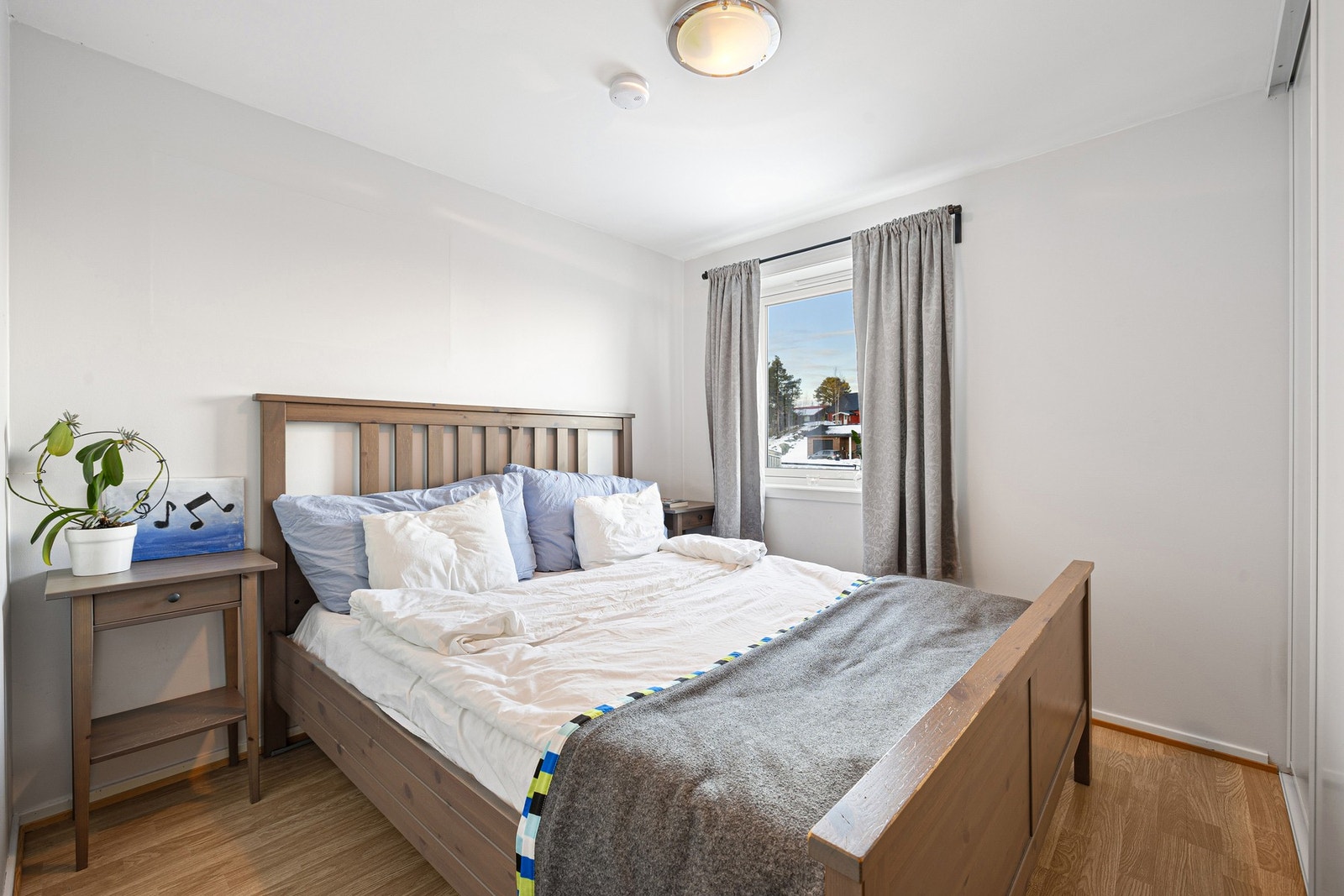 Soverom på 8,5 kvm. Rommet er ikke byggemeldt og godkjent. Galleribilde