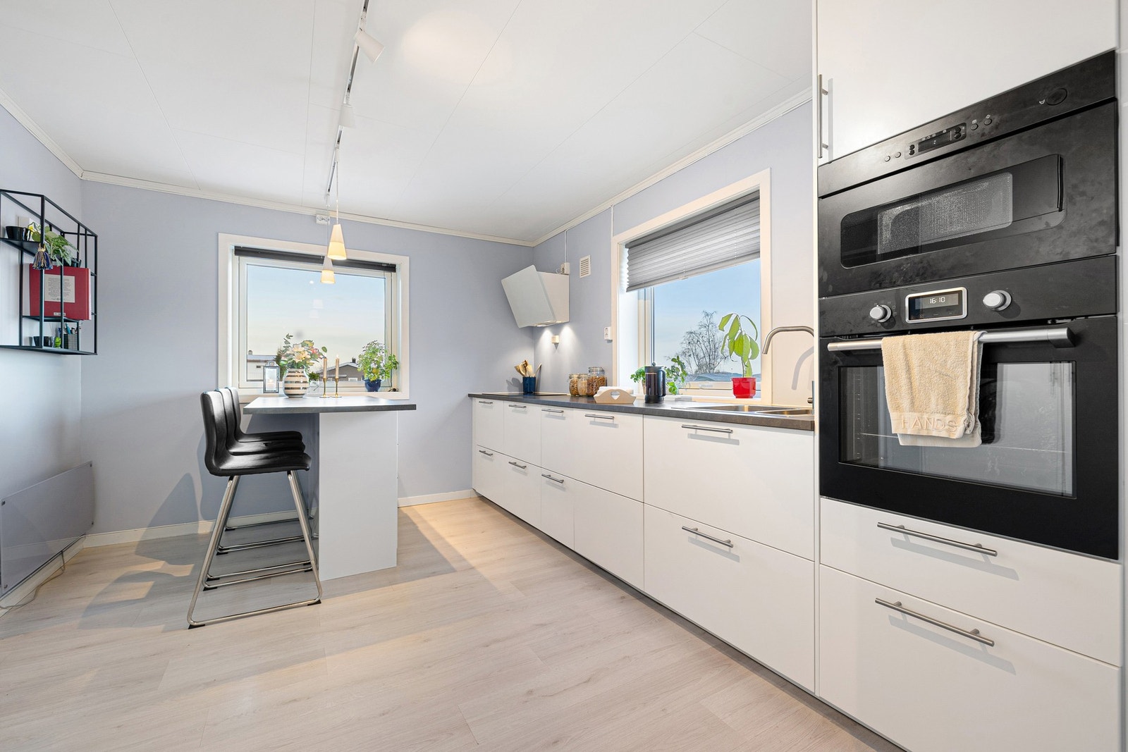 Kjøkkeninnredningen ble byttet i 2018 og er fra IKEA med integrertte hvitevarer. Galleribilde