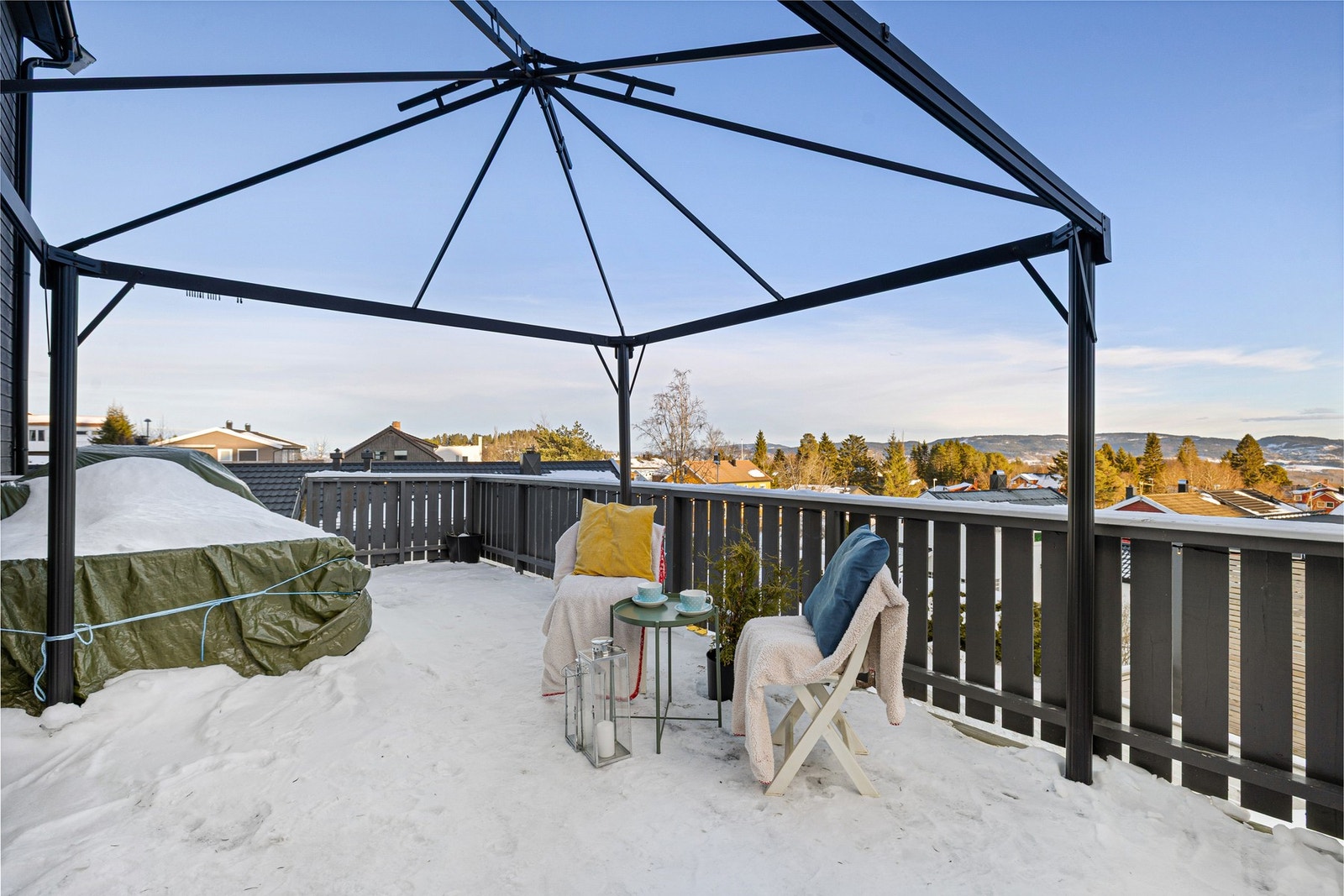 Her er det lun solvegg og god plass til flere sittegrupper. Galleribilde