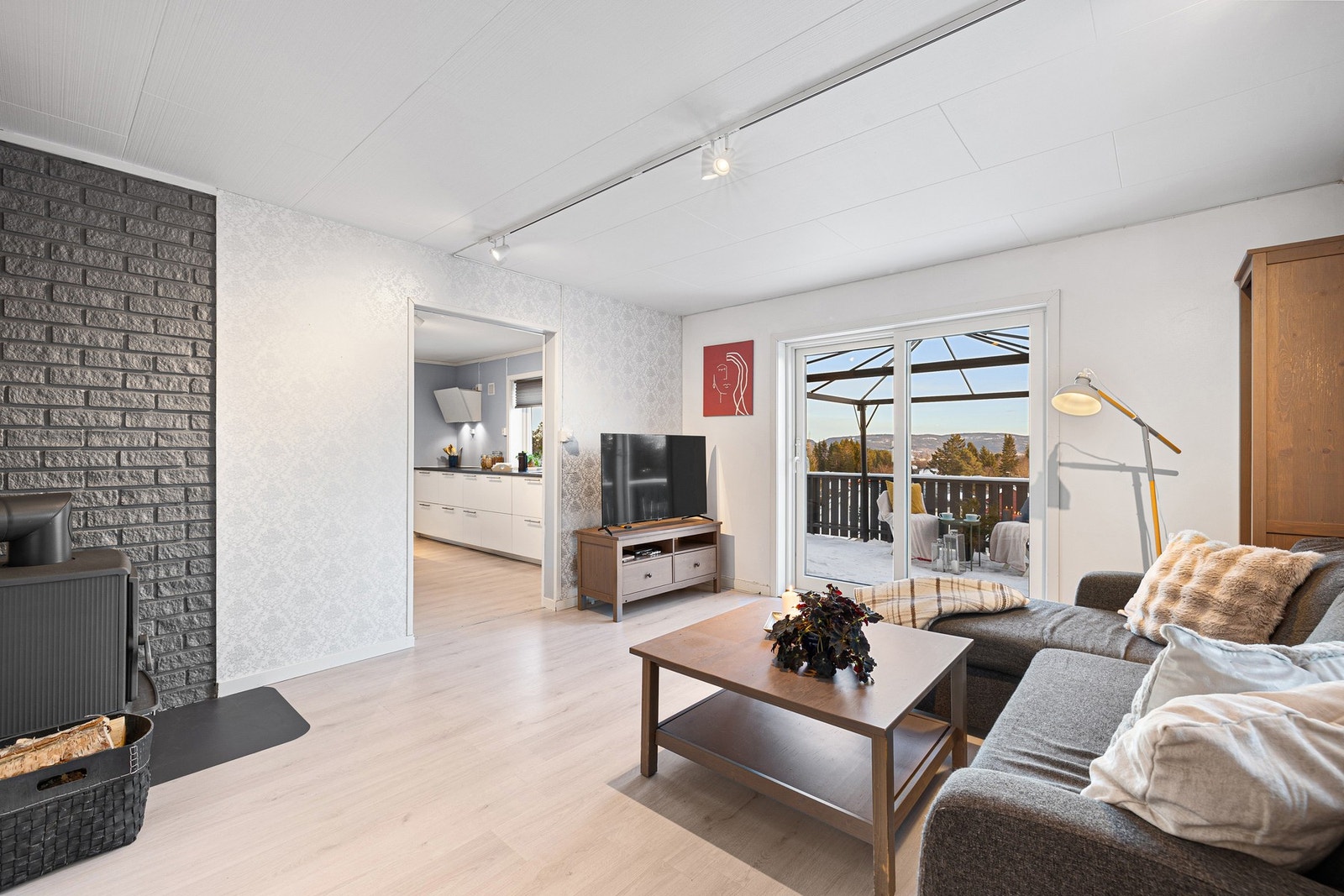 Koselig og gjennomlys stue med vedfyring og direkte utgang til en stor terrasse. Galleribilde