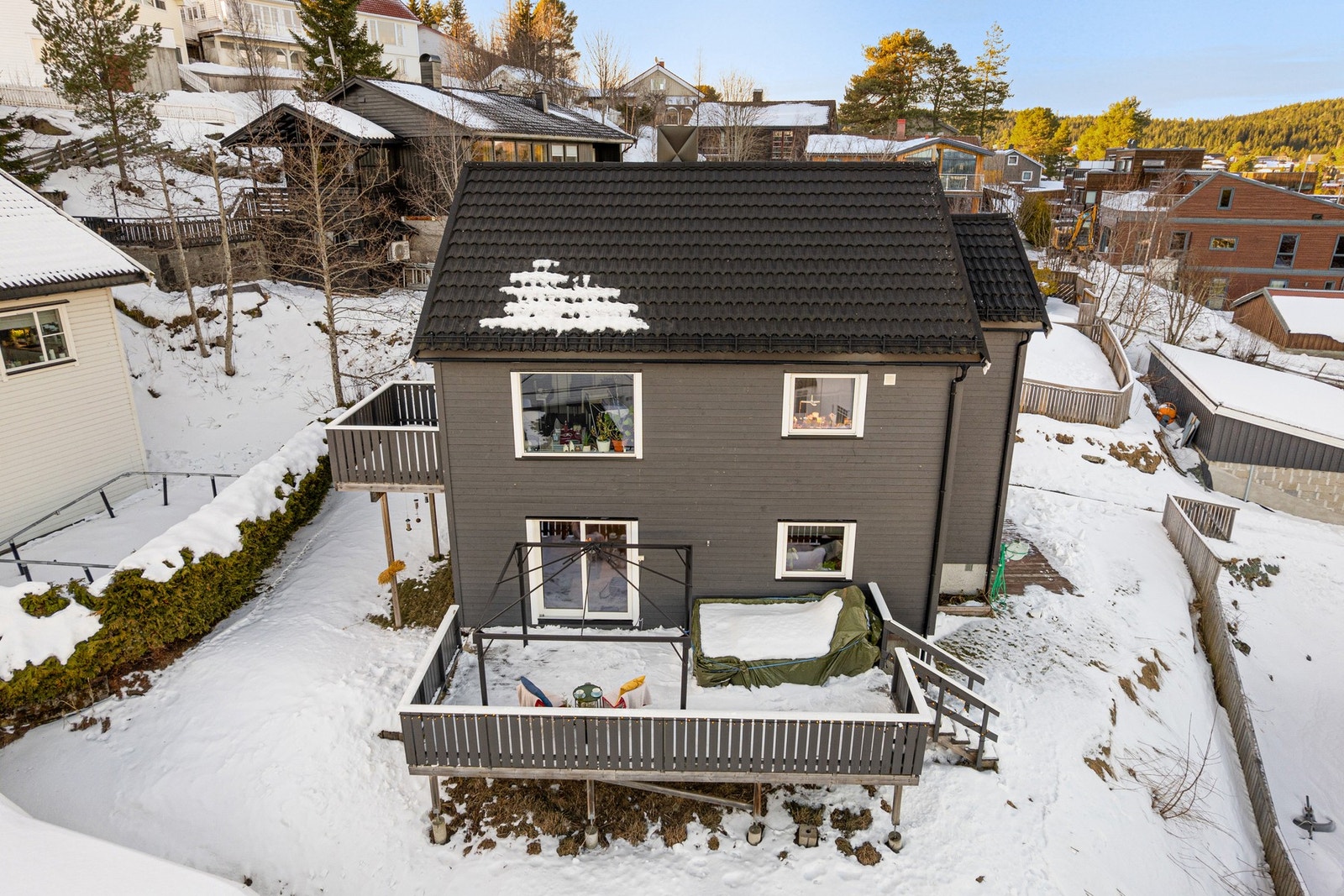 En halvpart av en horisontaldelt tomannsbolig med rolig og markanær beliggenhet på Ugla. Galleribilde