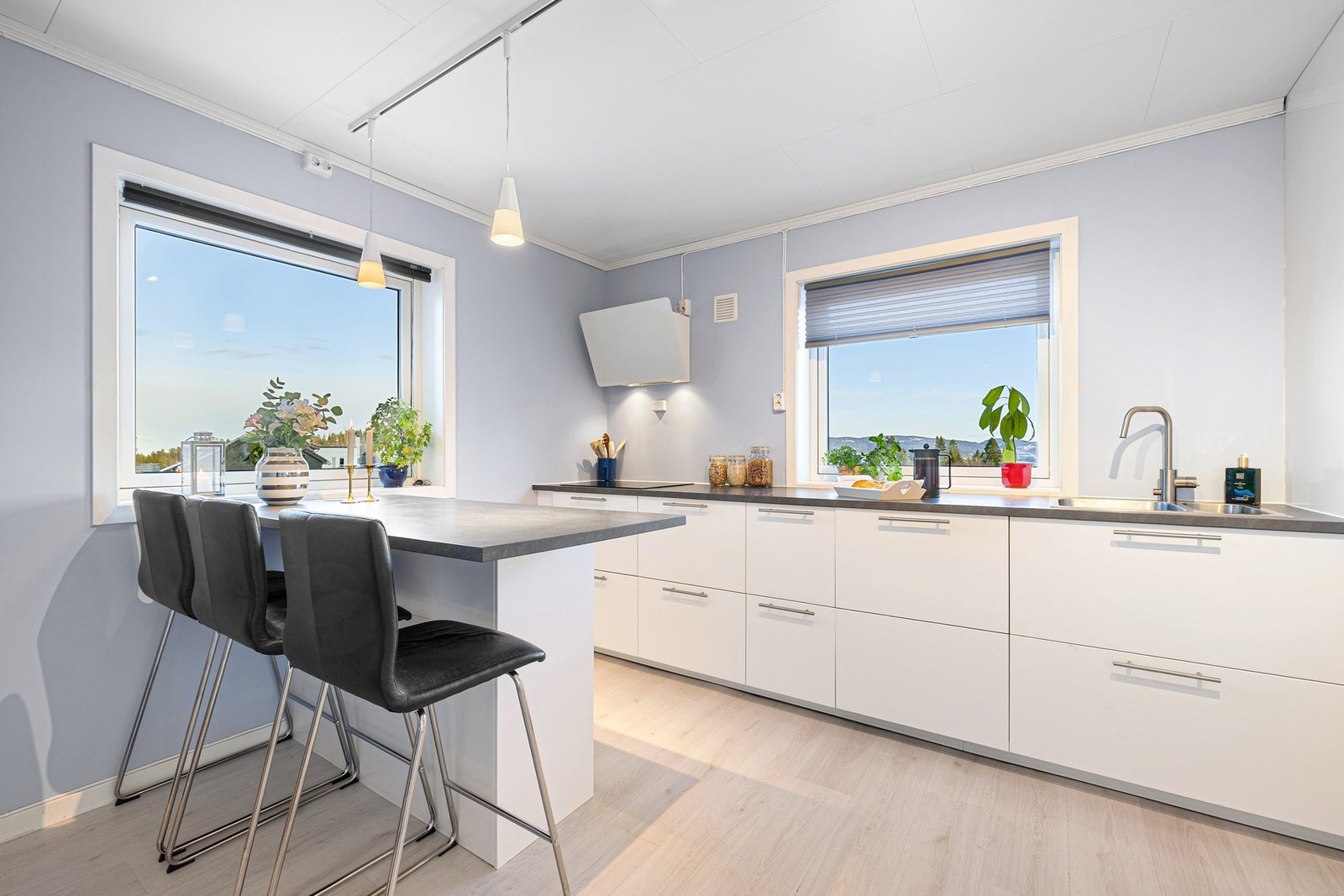 Overflater og innredning på kjøkkenet er vurdert til TG1 av takstmann. Galleribilde