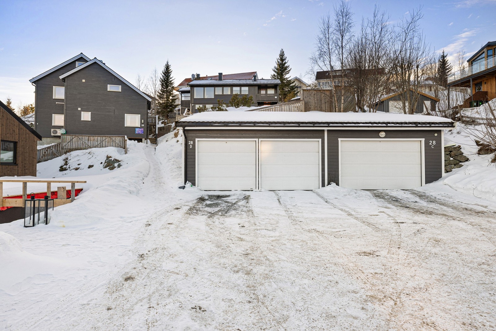 Parkering i felles garasjerekke. Galleribilde