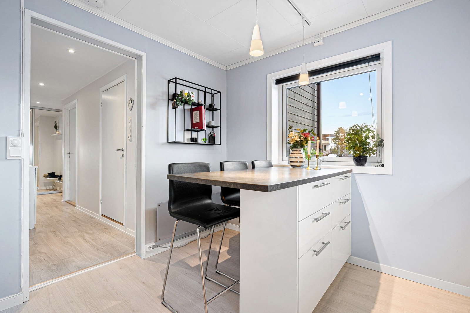 Kjøkkenøya har ekstra skap- og benkeplass, og fungerer også som en hyggelig frokostplass. Galleribilde