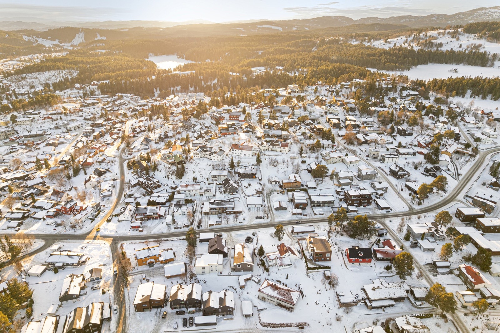 Her bor du i et veletablert og barnevennlig nabolag i kanten av Bymarka, med gangavstand til flere badevann og utallige turmuligheter hele året. Galleribilde