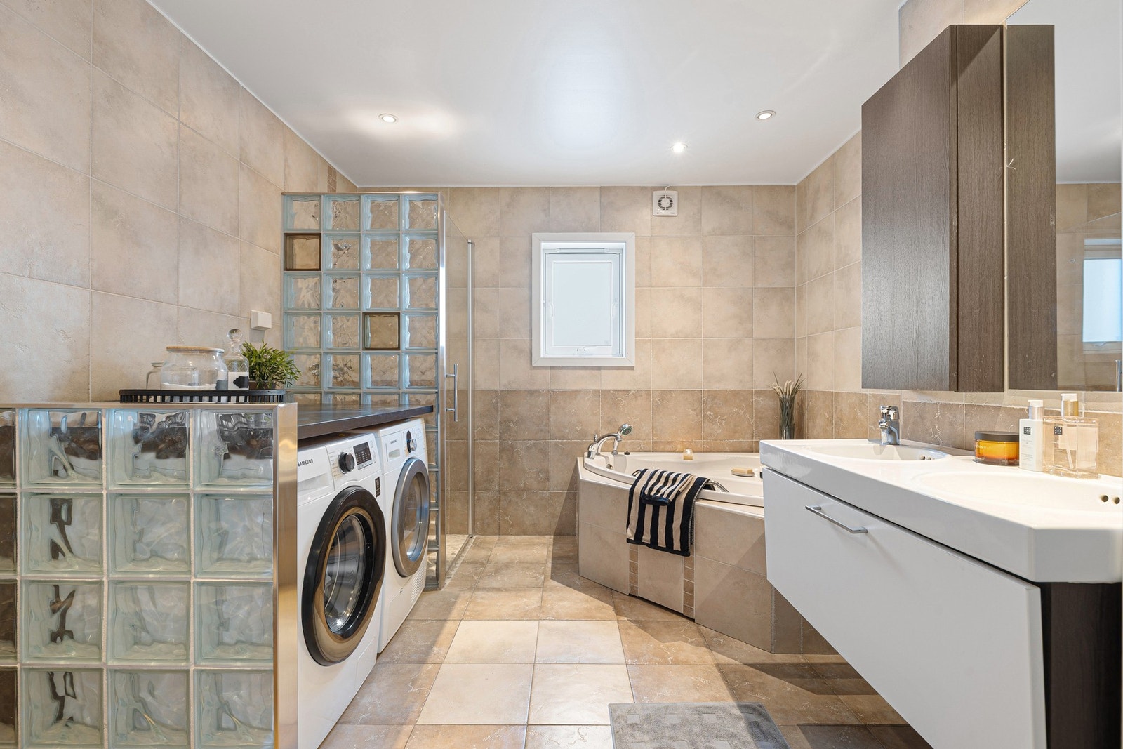 Romslig bad med flislagte overflater og lun gulvvarme. Galleribilde