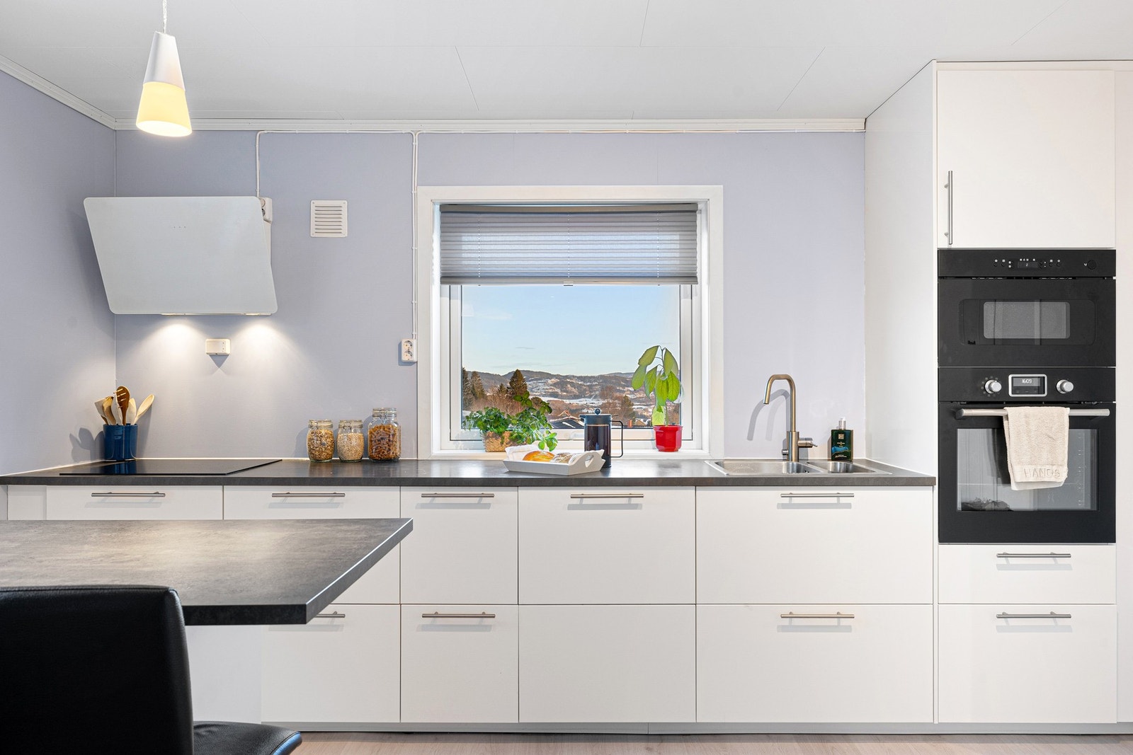 Integrervitevarer består av kjøleskap, fryseskap og oppvaskmaskin, samt komfyr og mikrobølgeovn i praktisk høyde. Galleribilde