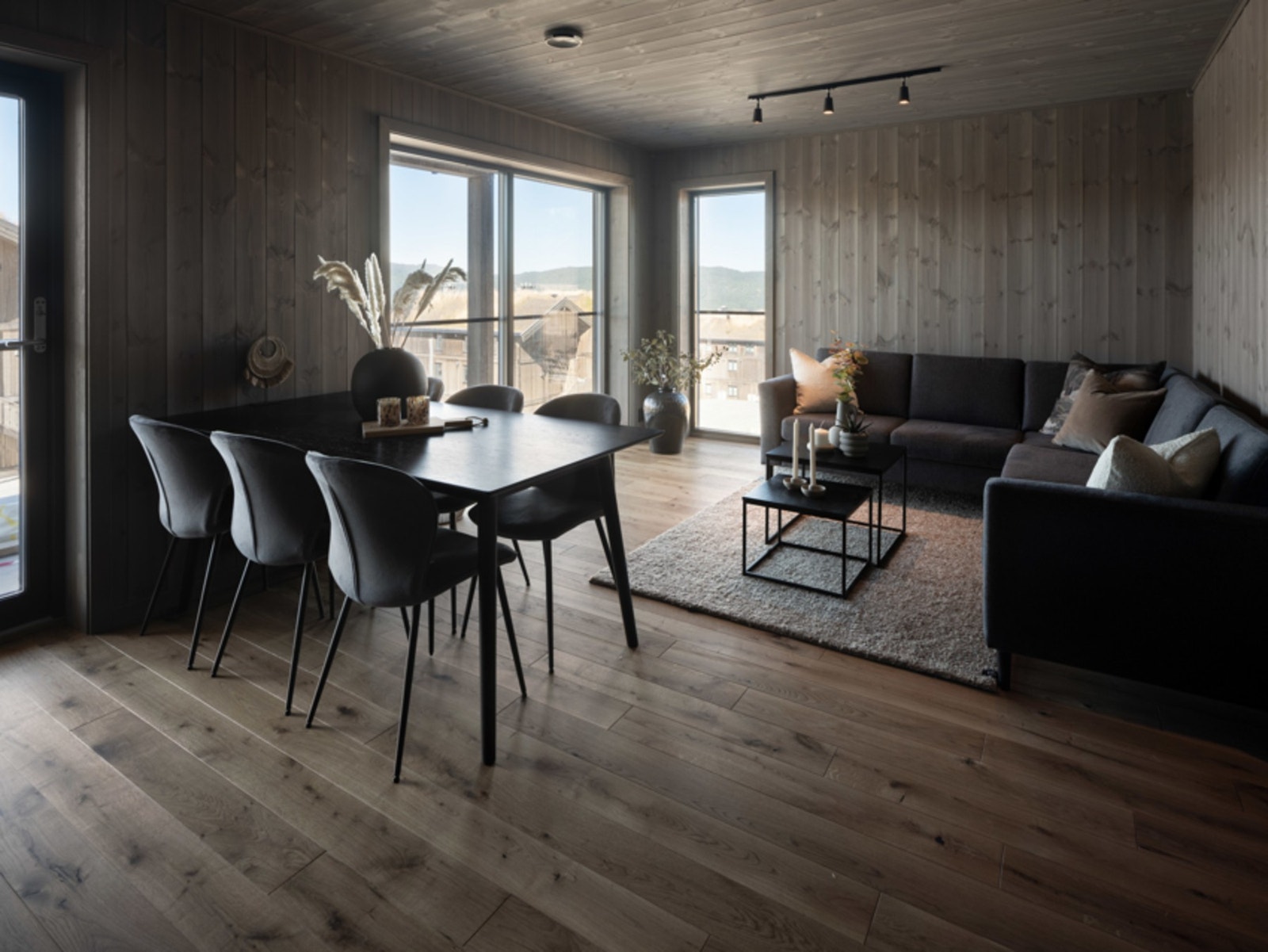 Lys og romslig stue og spisestue med åpen løsning mot kjøkken. Galleribilde