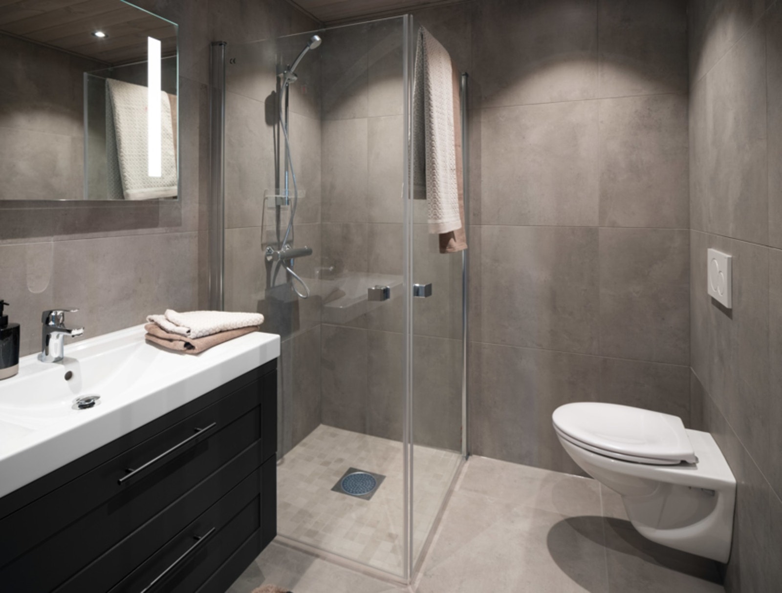 Leiligheten har to delikate bad,
hvorav det ene har opplegg for vaskemaskin. Galleribilde