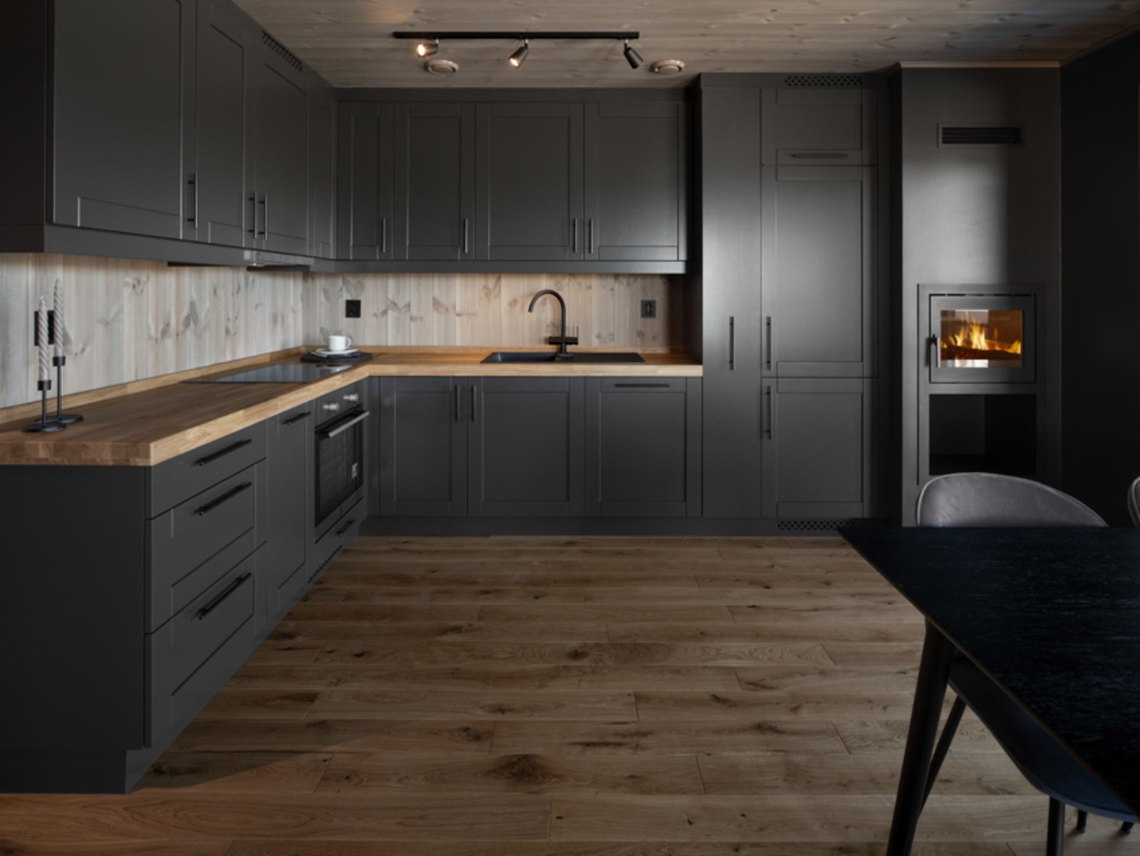 Kjøkkenet er godt utstyrt med god skap- og benkeplass og peisovn for hygge og varme. Galleribilde