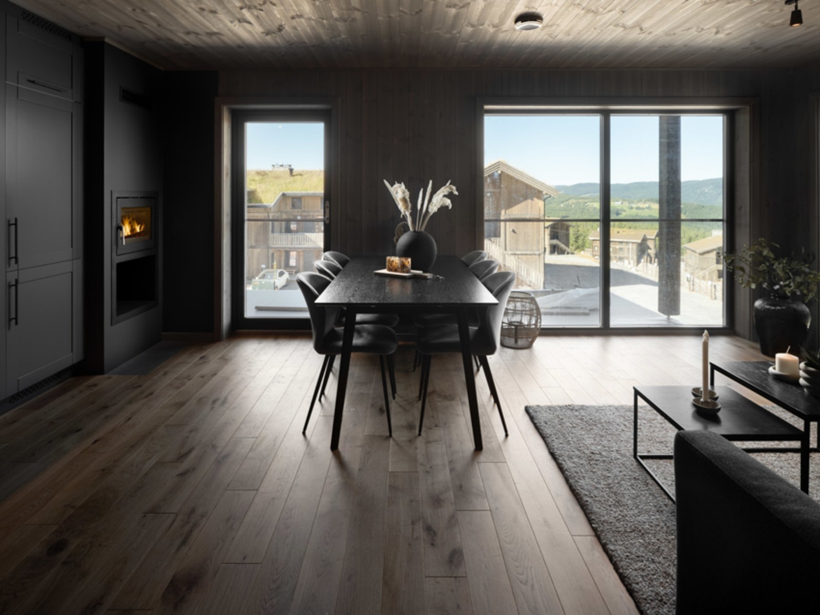 Store vinduer som gir et godt lysinnslipp. Galleribilde