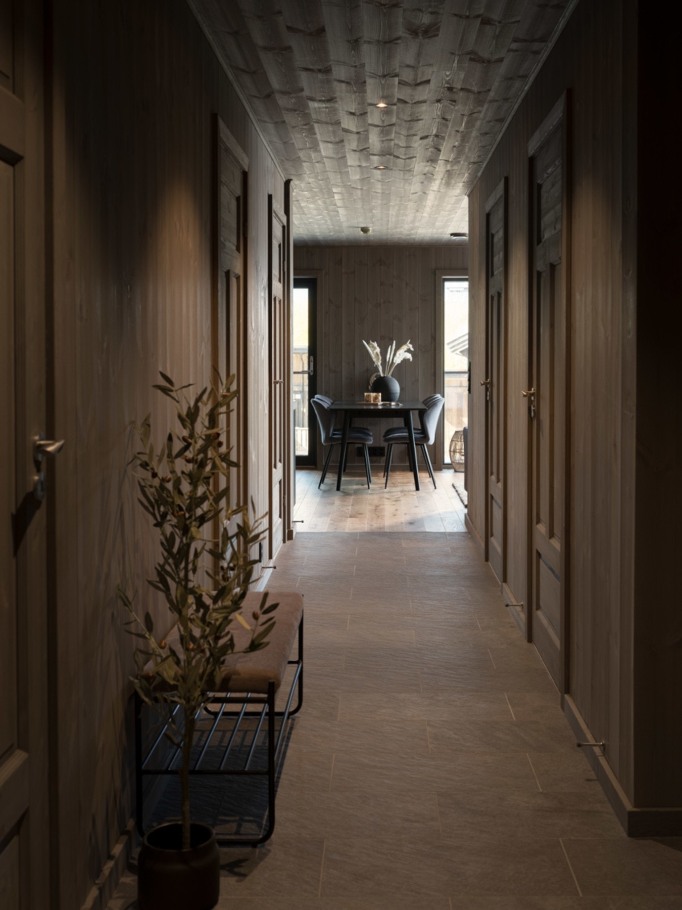 Entre med plass til sittebenk. Galleribilde