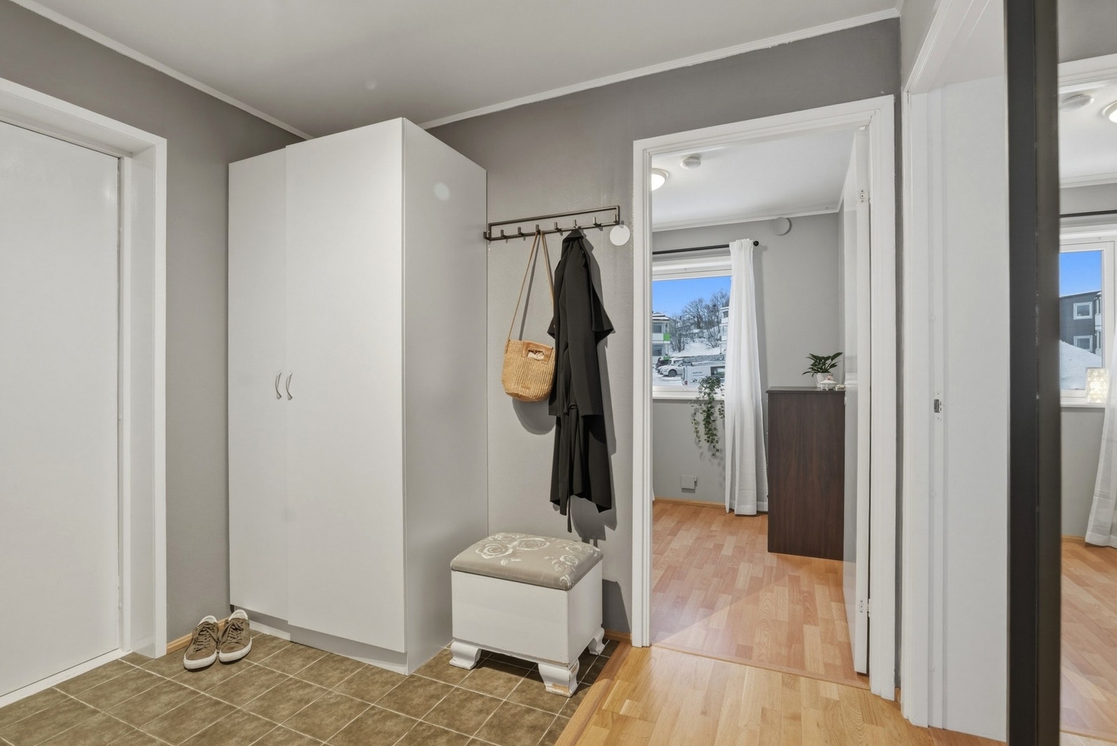 Entré med flislagt gulv med varmekabler. Garderobeskap medfølger. Adkomst til begge soverom og videre inn til bad, bod og stue. Galleribilde