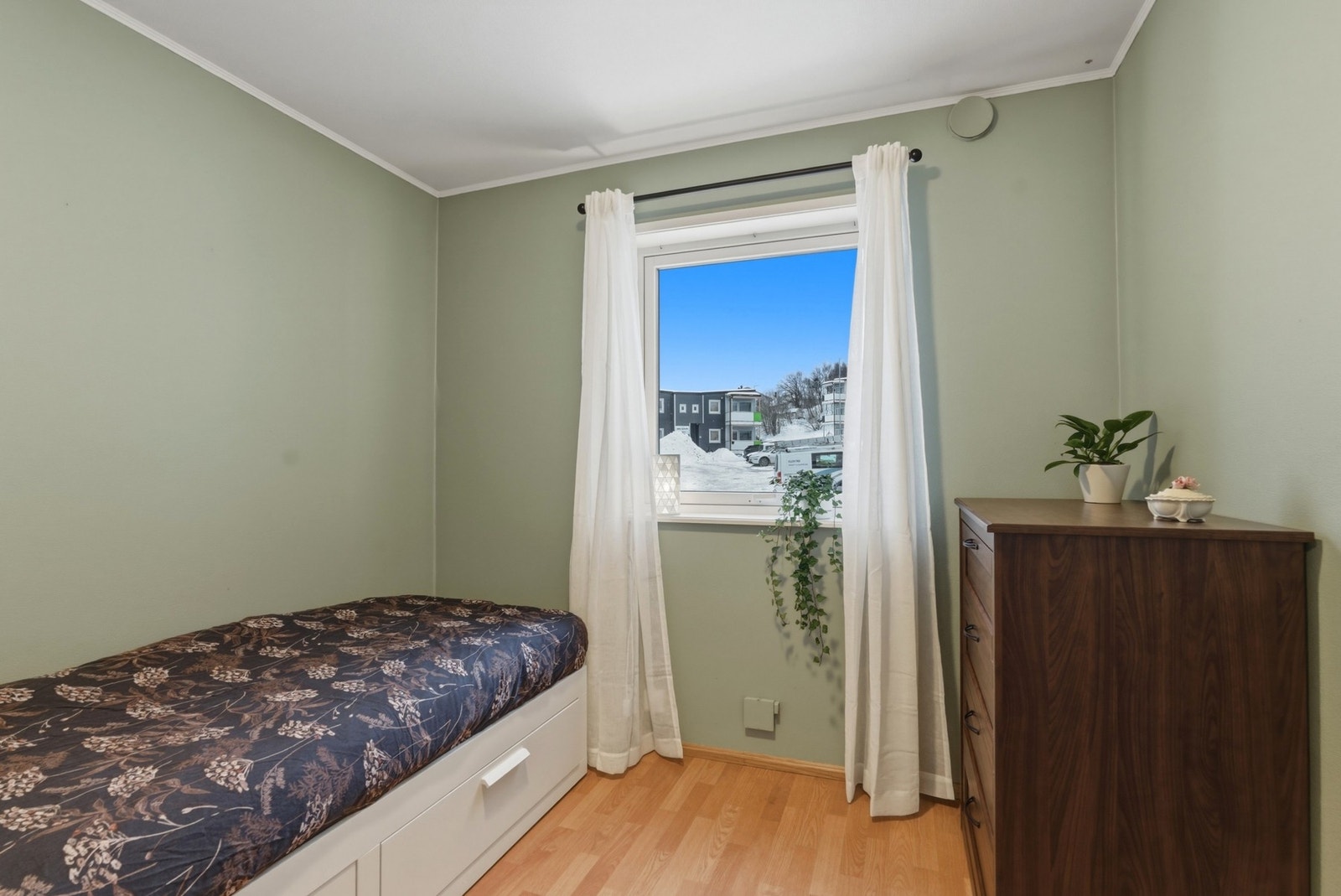 Soverom nr. 2 egner seg ypperlig til bruk som gjesterom, barnerom eller kontor - alt etter behov! Galleribilde