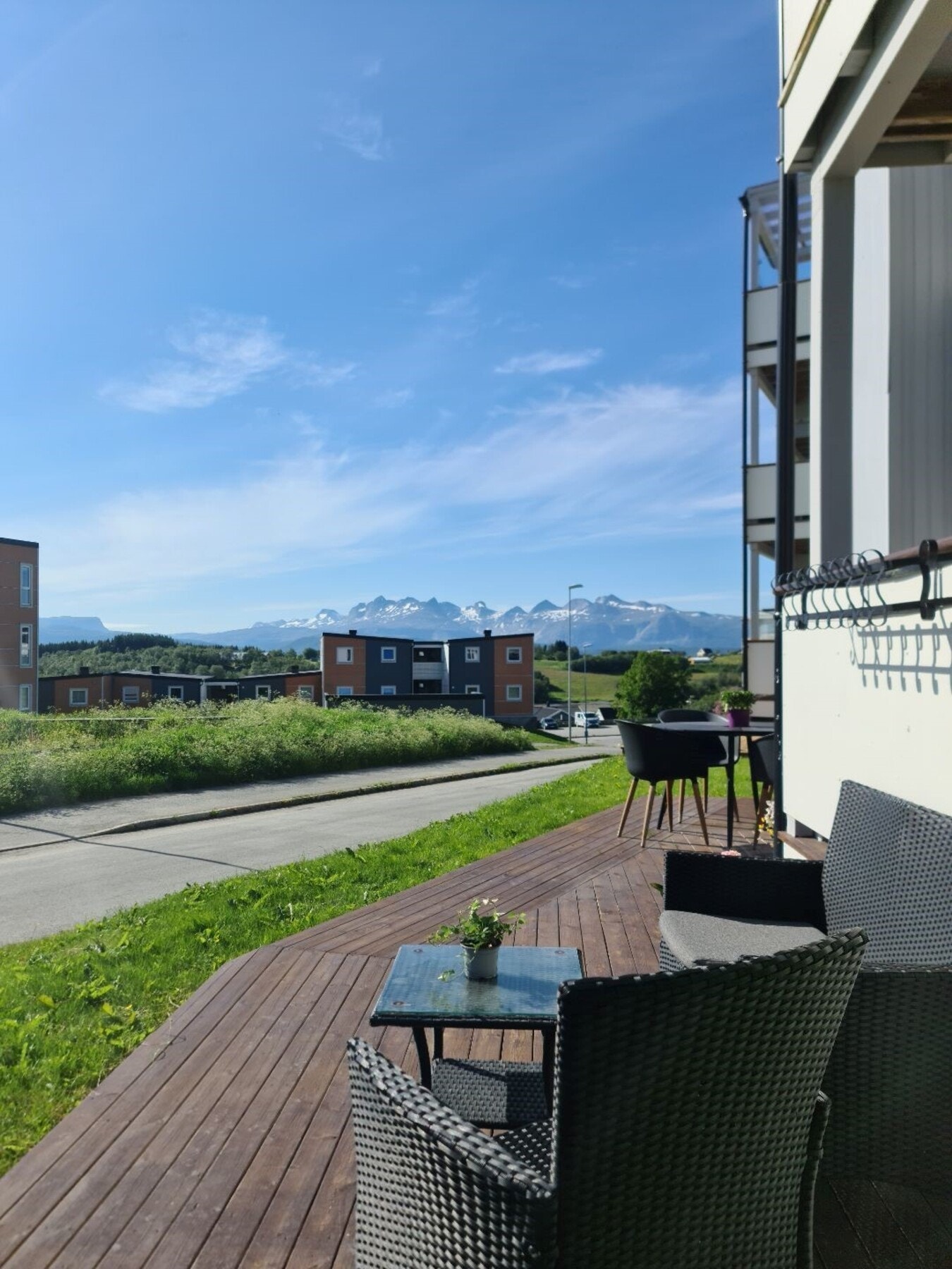 Flott uteområde med utsikt mot Børvasstindene. Galleribilde