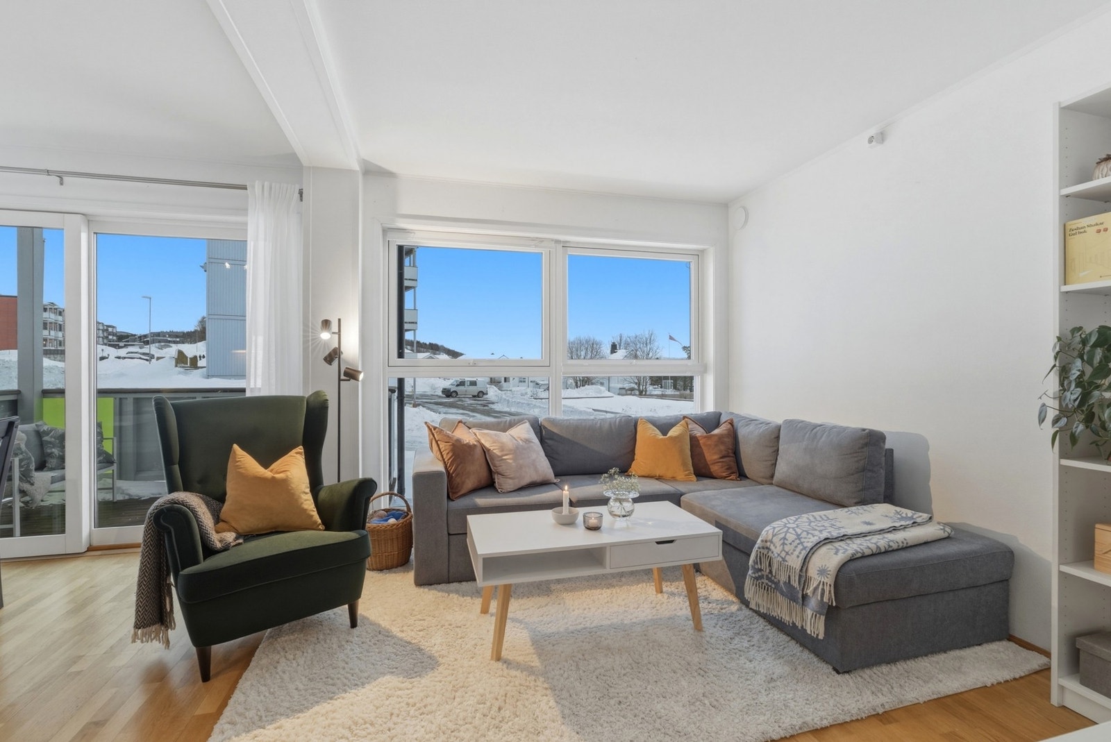 Lys og trivelig stue - utgang til en av leilighetens to altaner. Galleribilde